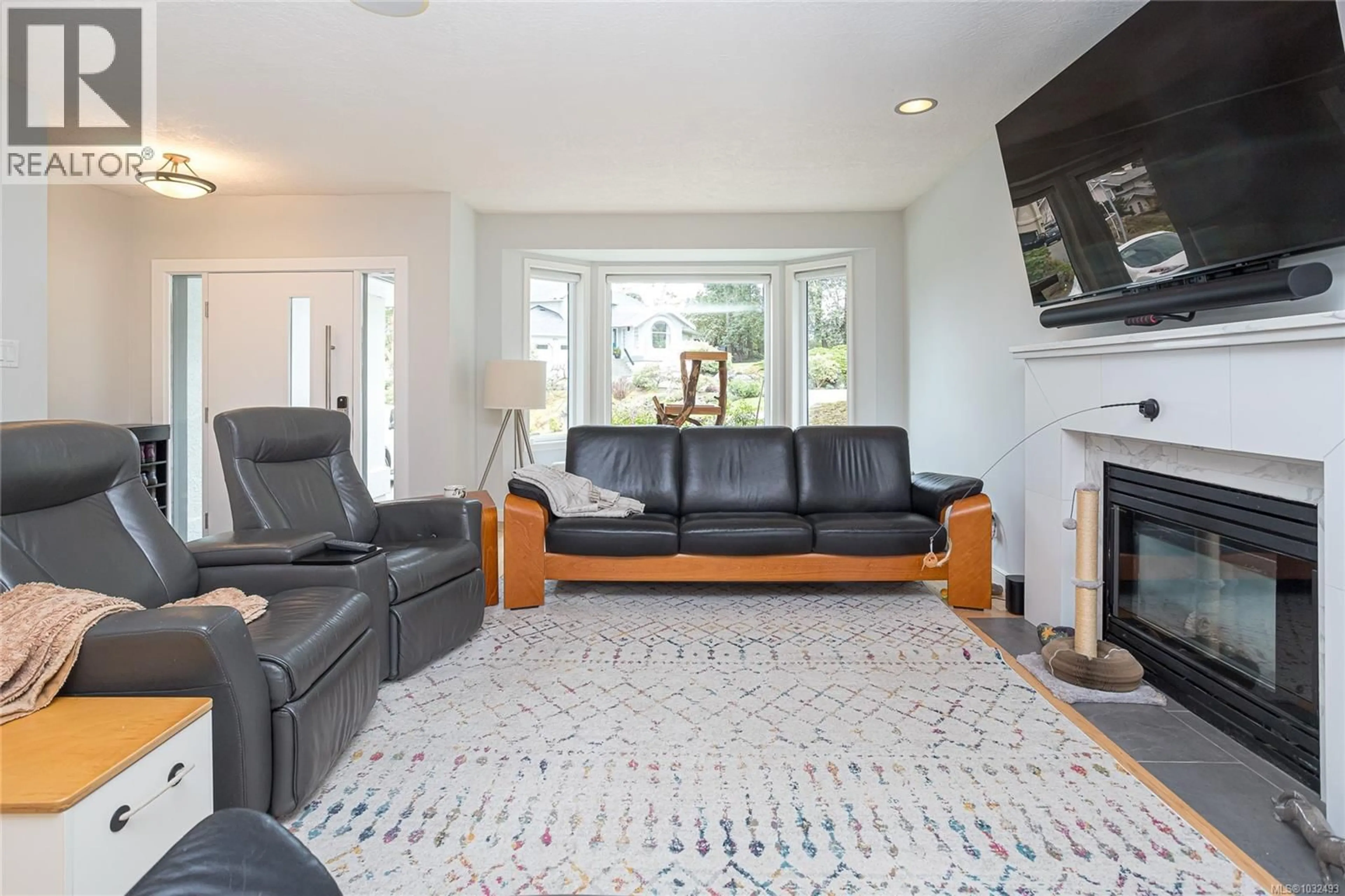 Living room with furniture, unknown for 825 BEXHILL PLACE, Colwood British Columbia V9C3V5