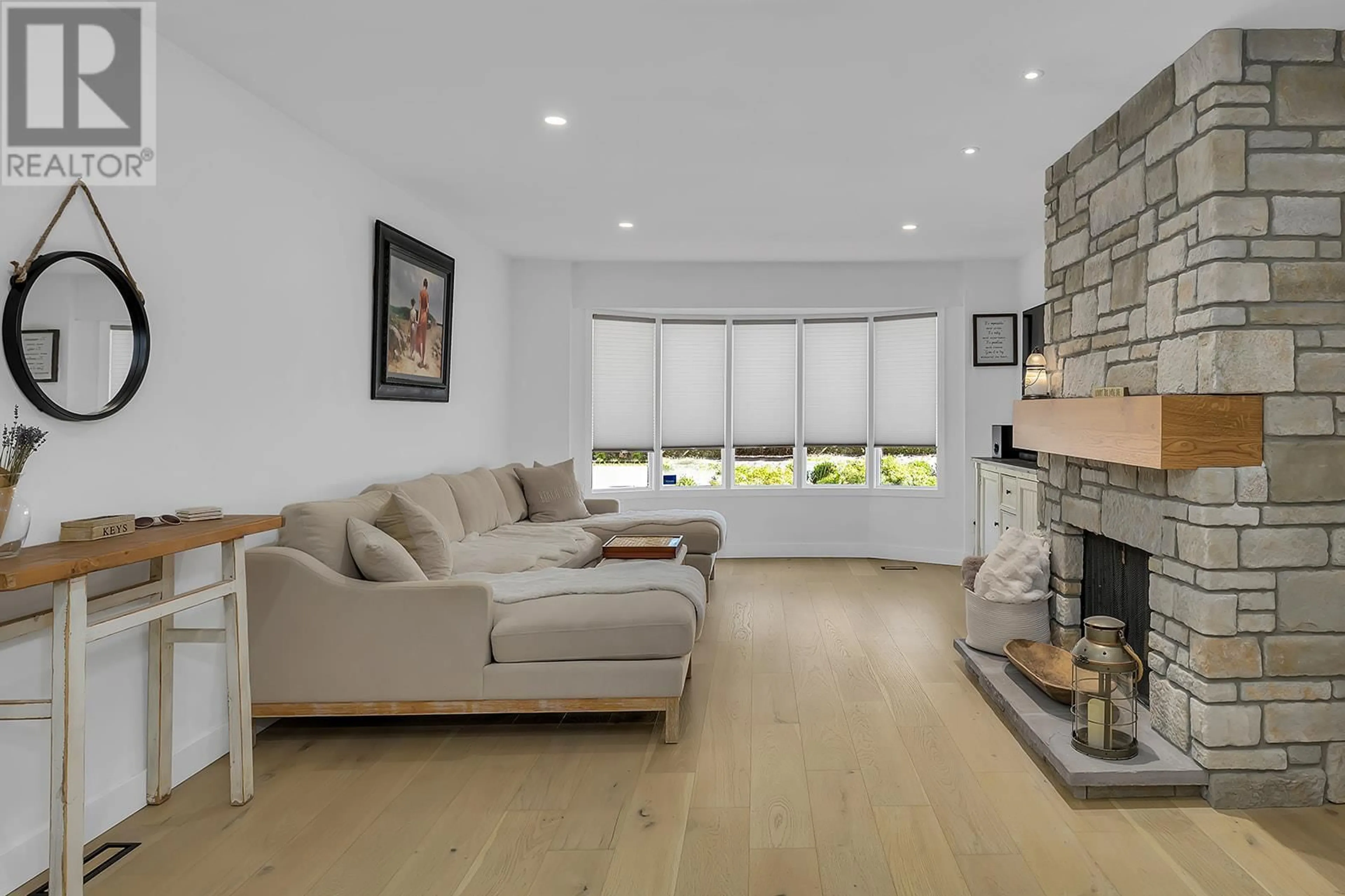 Living room, wood floors for 475 Eldorado Road, Kelowna British Columbia V1W1G7