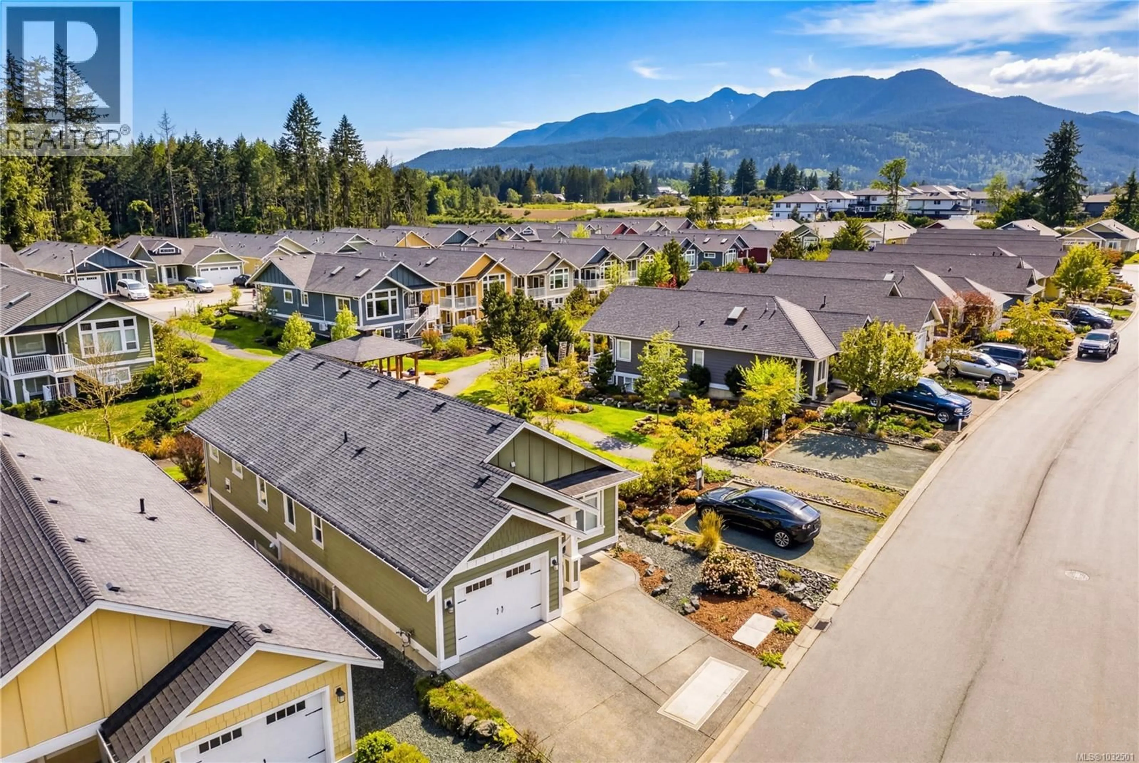 A pic from outside/outdoor area/front of a property/back of a property/a pic from drone, mountain view for 147 VILLAGE WAY, Duncan British Columbia V9L0G6