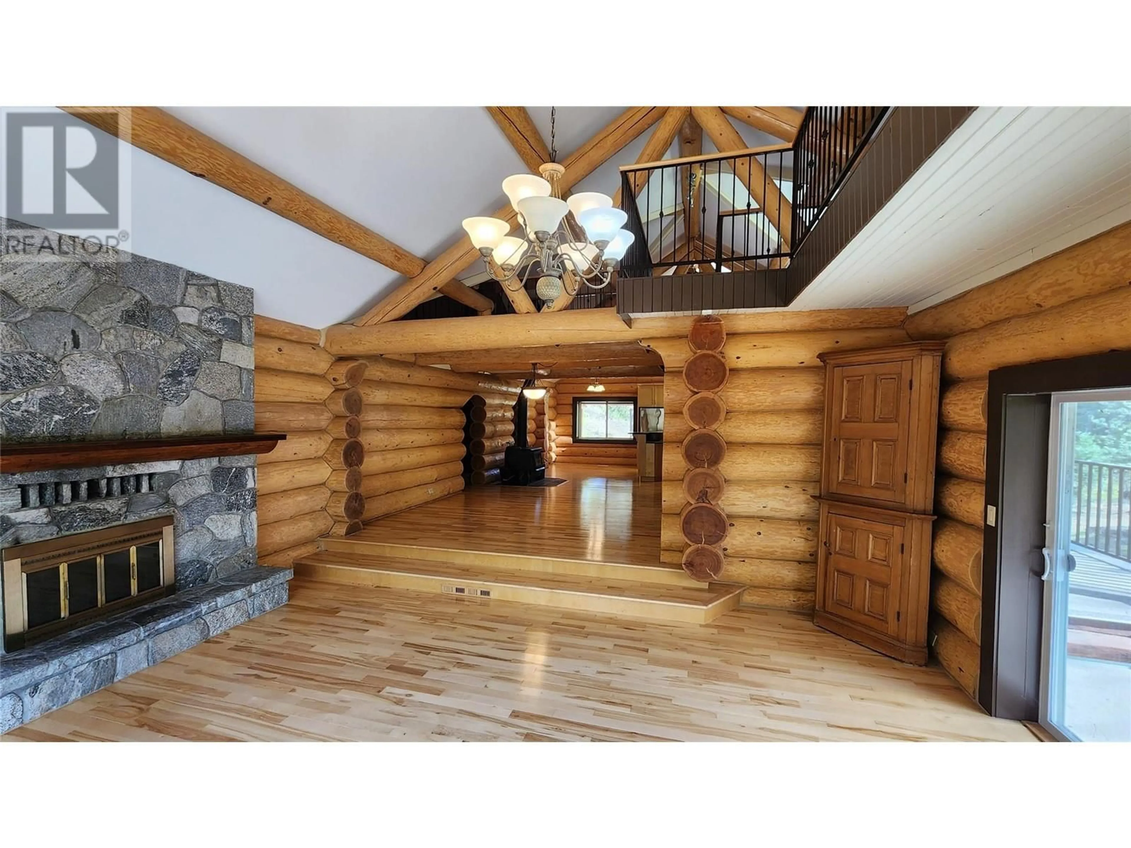 Indoor foyer, wood floors for 100 ST ANDREWS Drive, Kaleden British Columbia V0H1K0