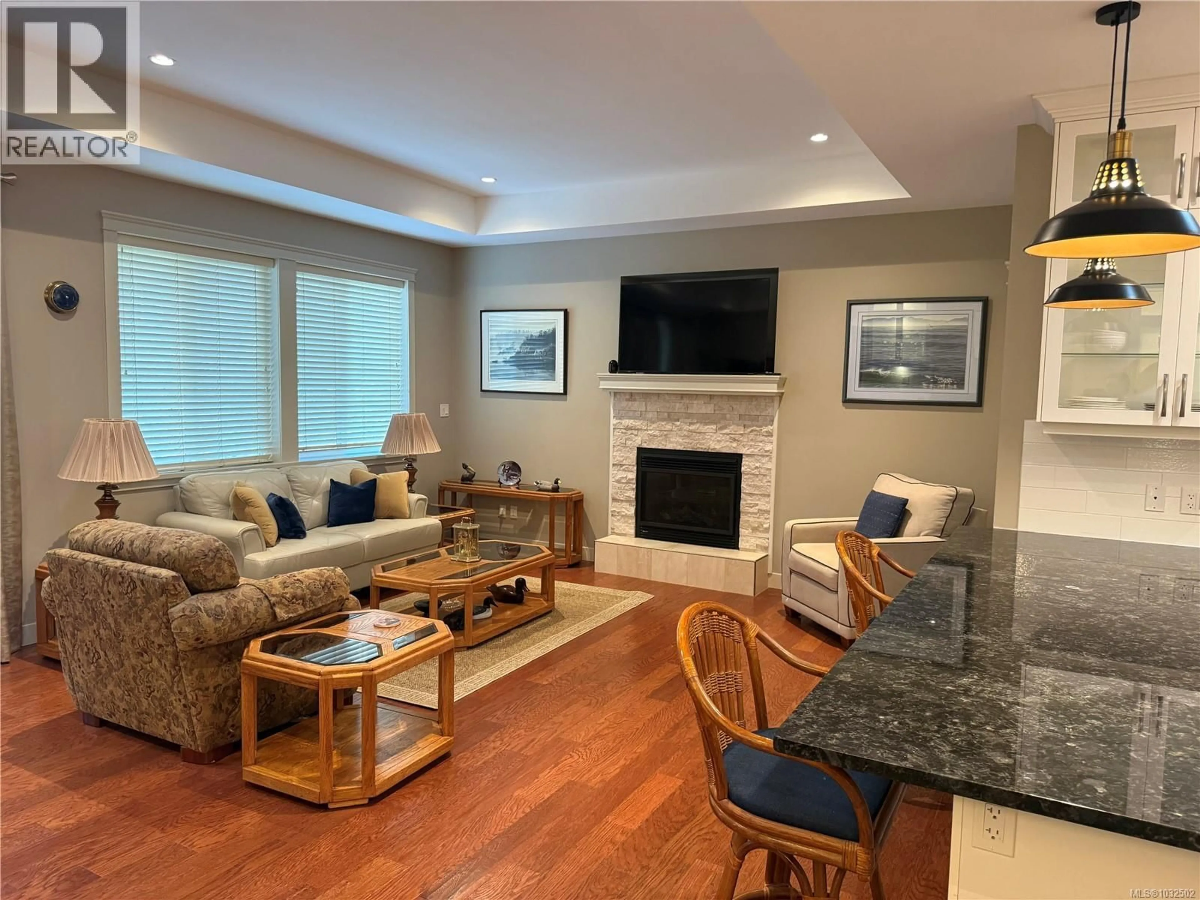 Living room with furniture, wood/laminate floor for 10 - 2895 RIVER ROAD, Chemainus British Columbia V0R1K3