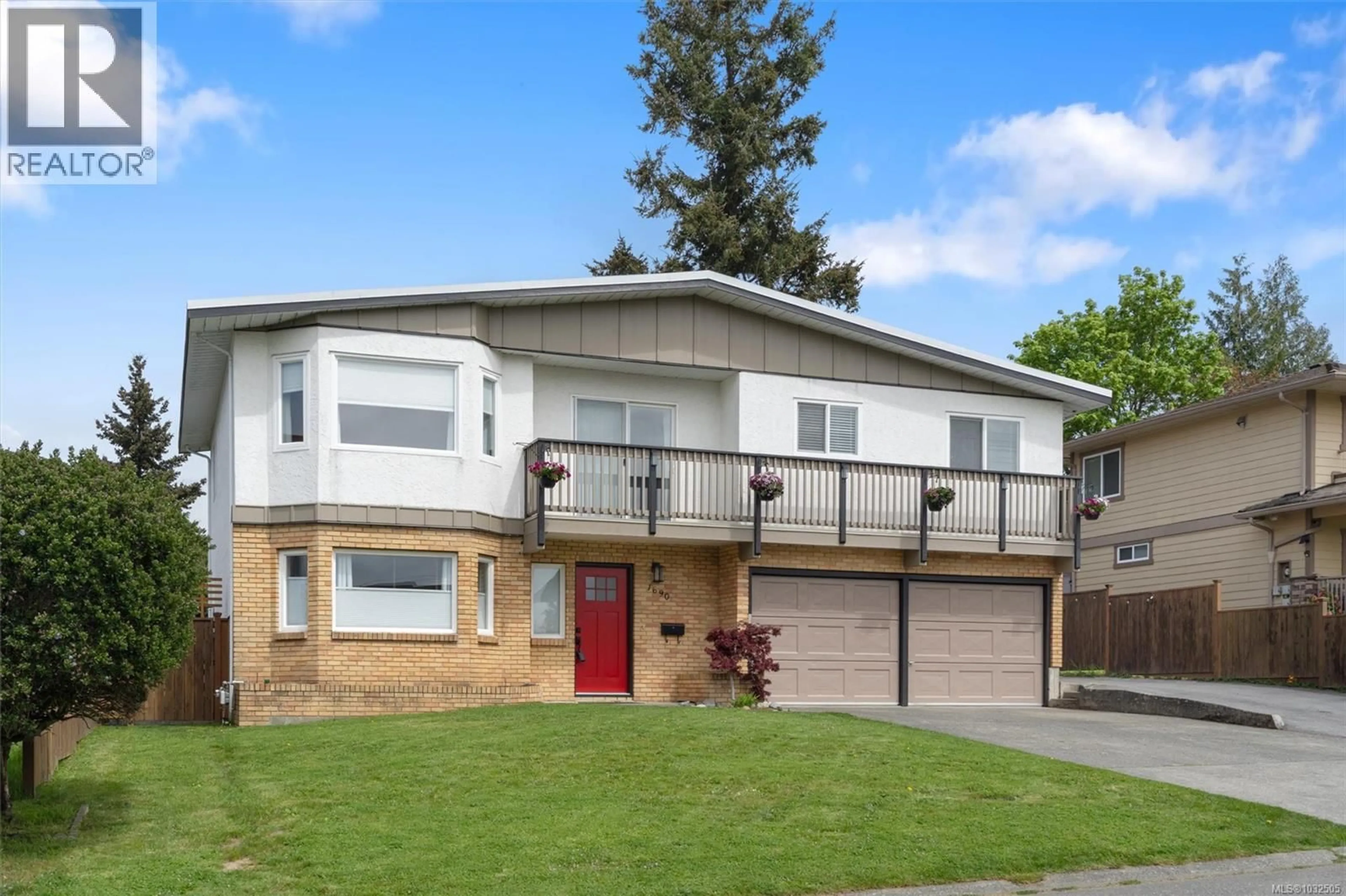 Home with vinyl exterior material, street for 1690 TAMPICO PLACE, Saanich British Columbia V8N5H2