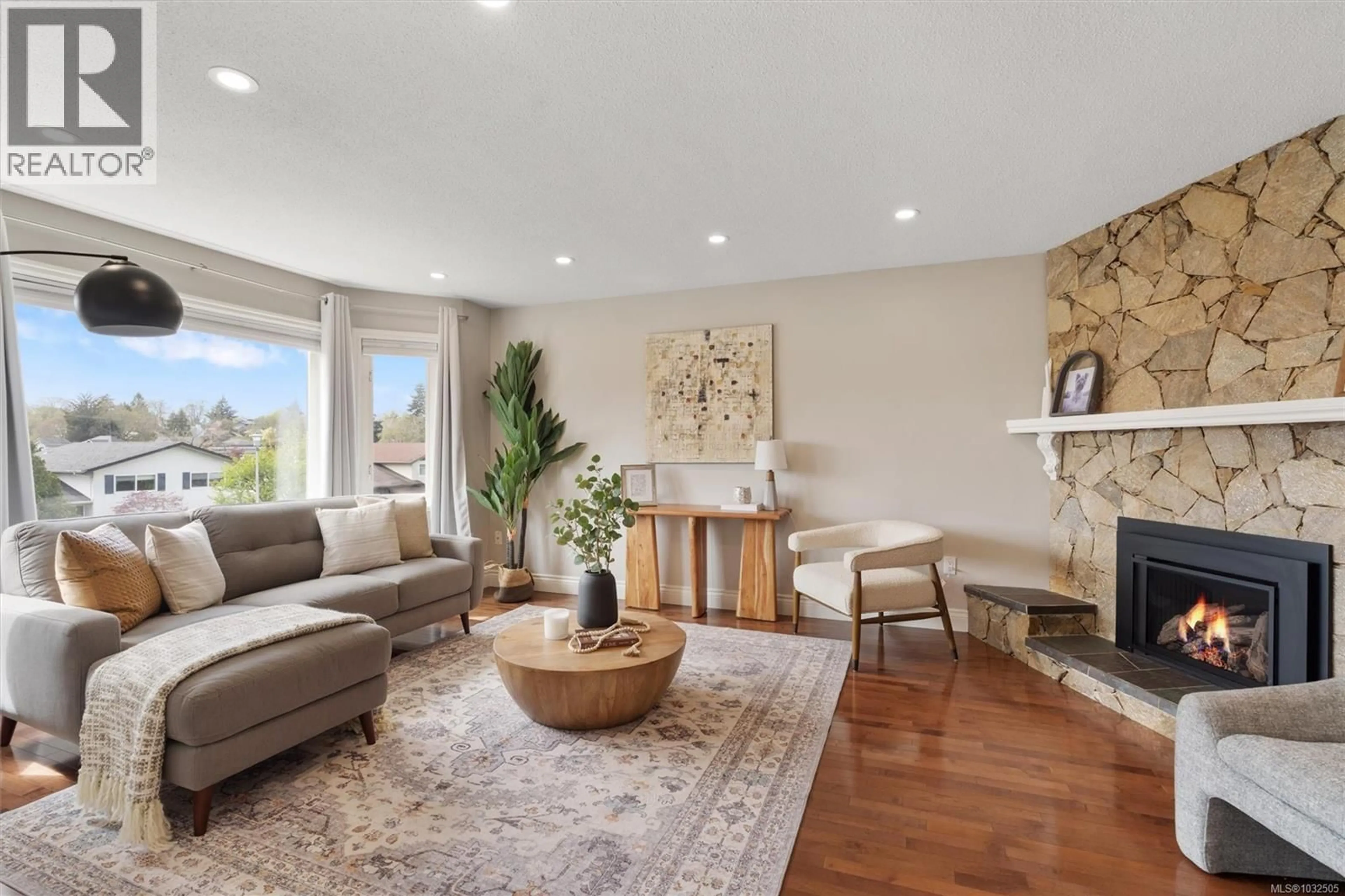 Living room with furniture, unknown for 1690 TAMPICO PLACE, Saanich British Columbia V8N5H2