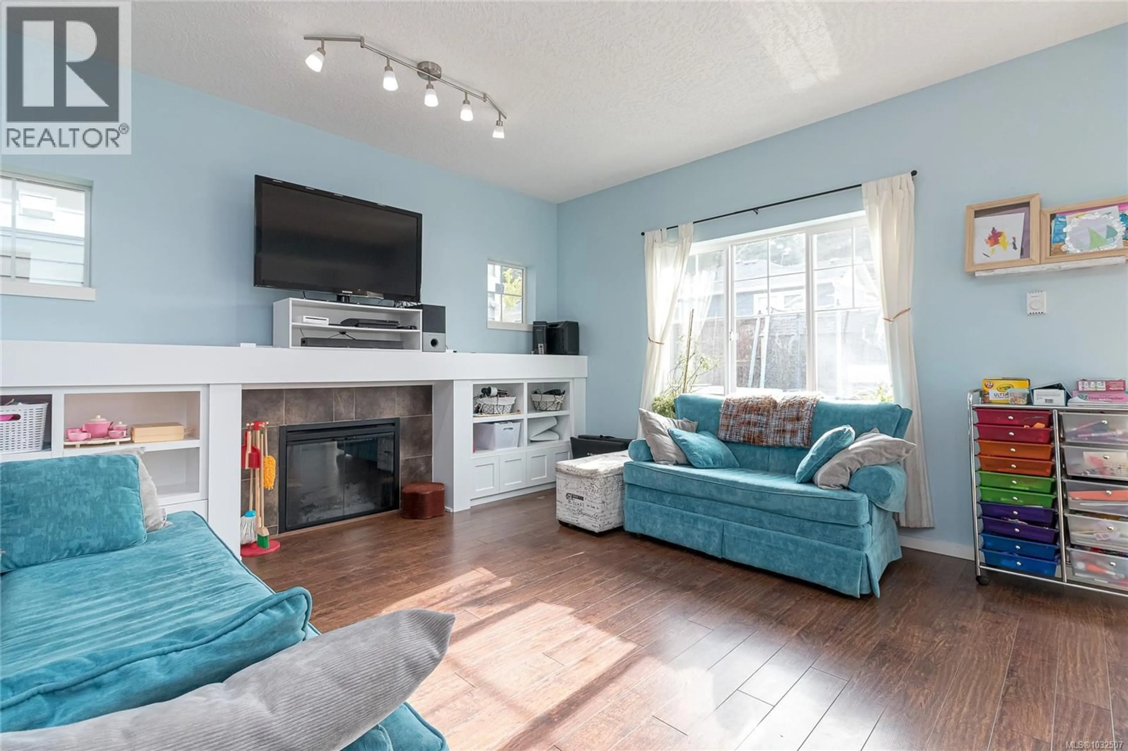 Living room with furniture, wood/laminate floor for 3597 KINETIC COURT, Langford British Columbia V9C0E9