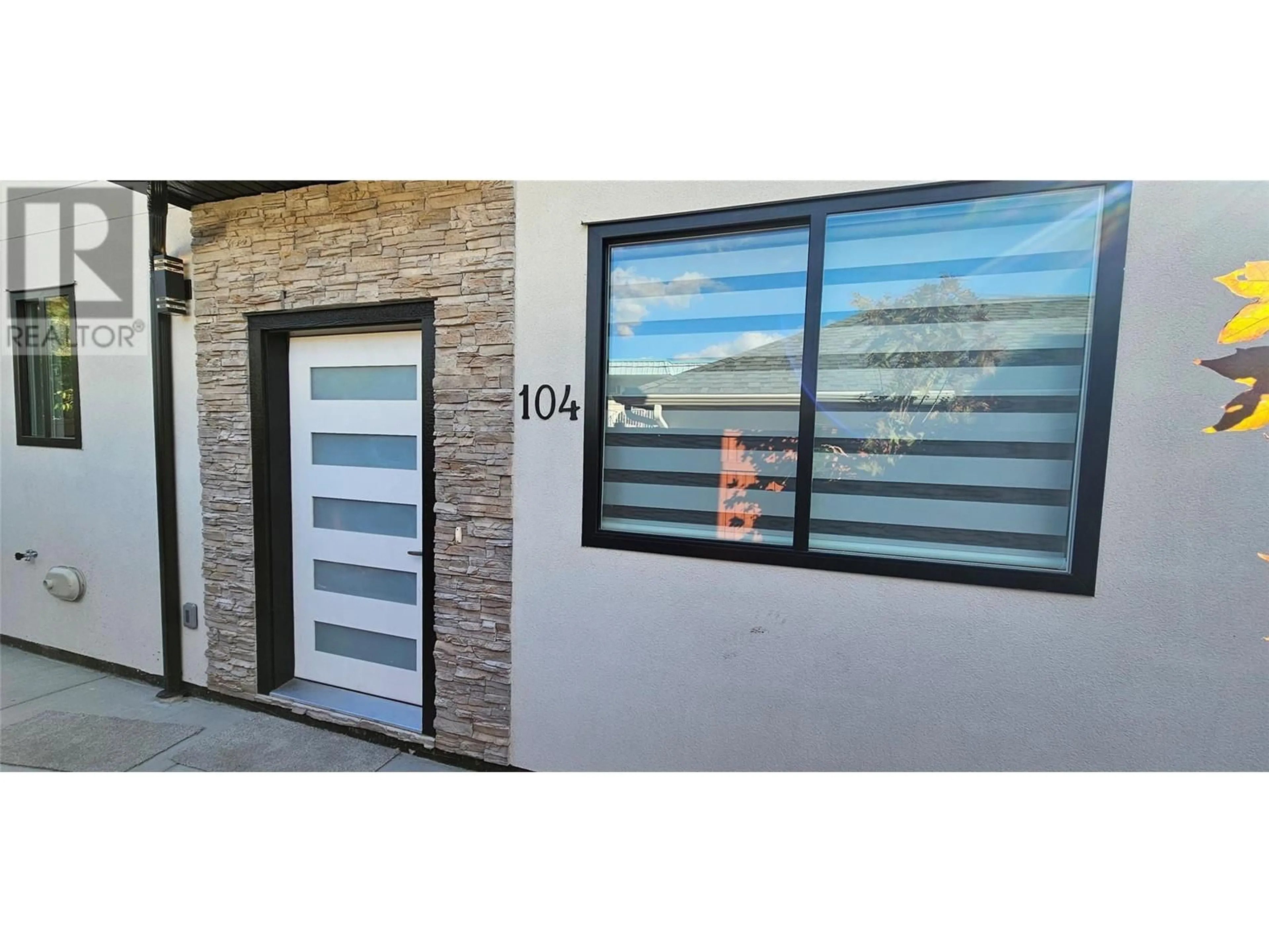 Indoor foyer for 104 125 CALGARY AVENUE, Penticton British Columbia V2A2T7