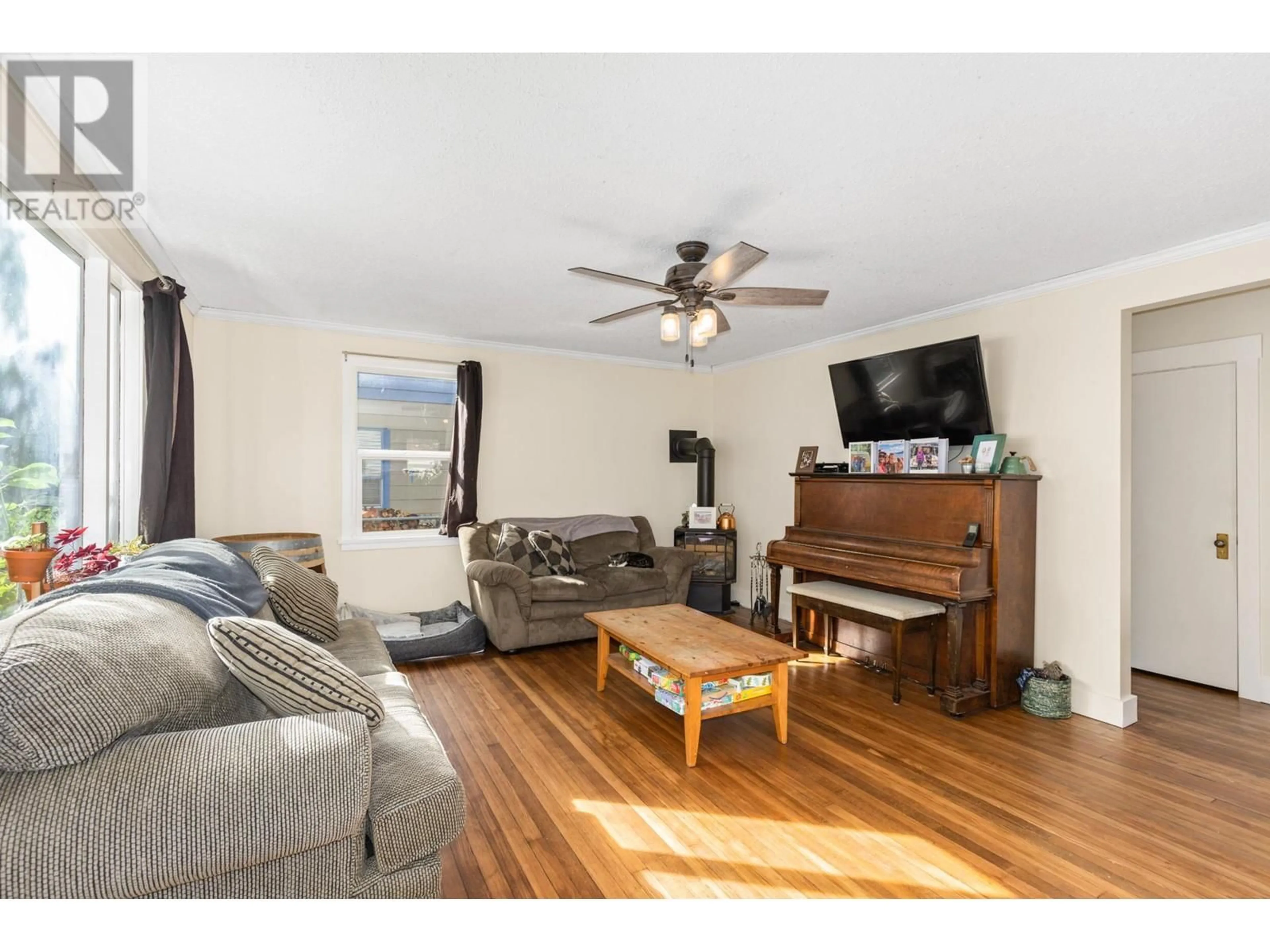 Living room, wood floors for 590-592 Bay Avenue, Kelowna British Columbia V1Y7J7