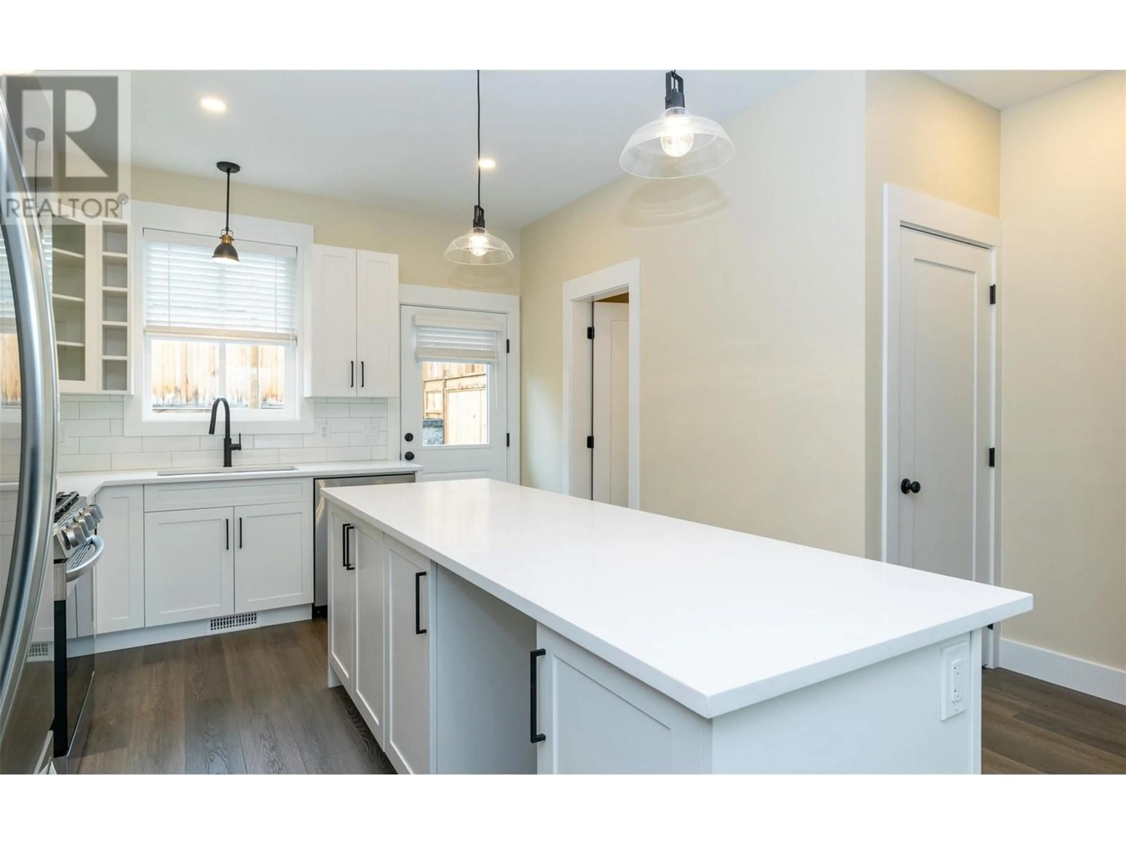 Open concept kitchen, unknown for 4 - 1910 11 AVENUE NORTHEAST, Salmon Arm British Columbia V1E2V5
