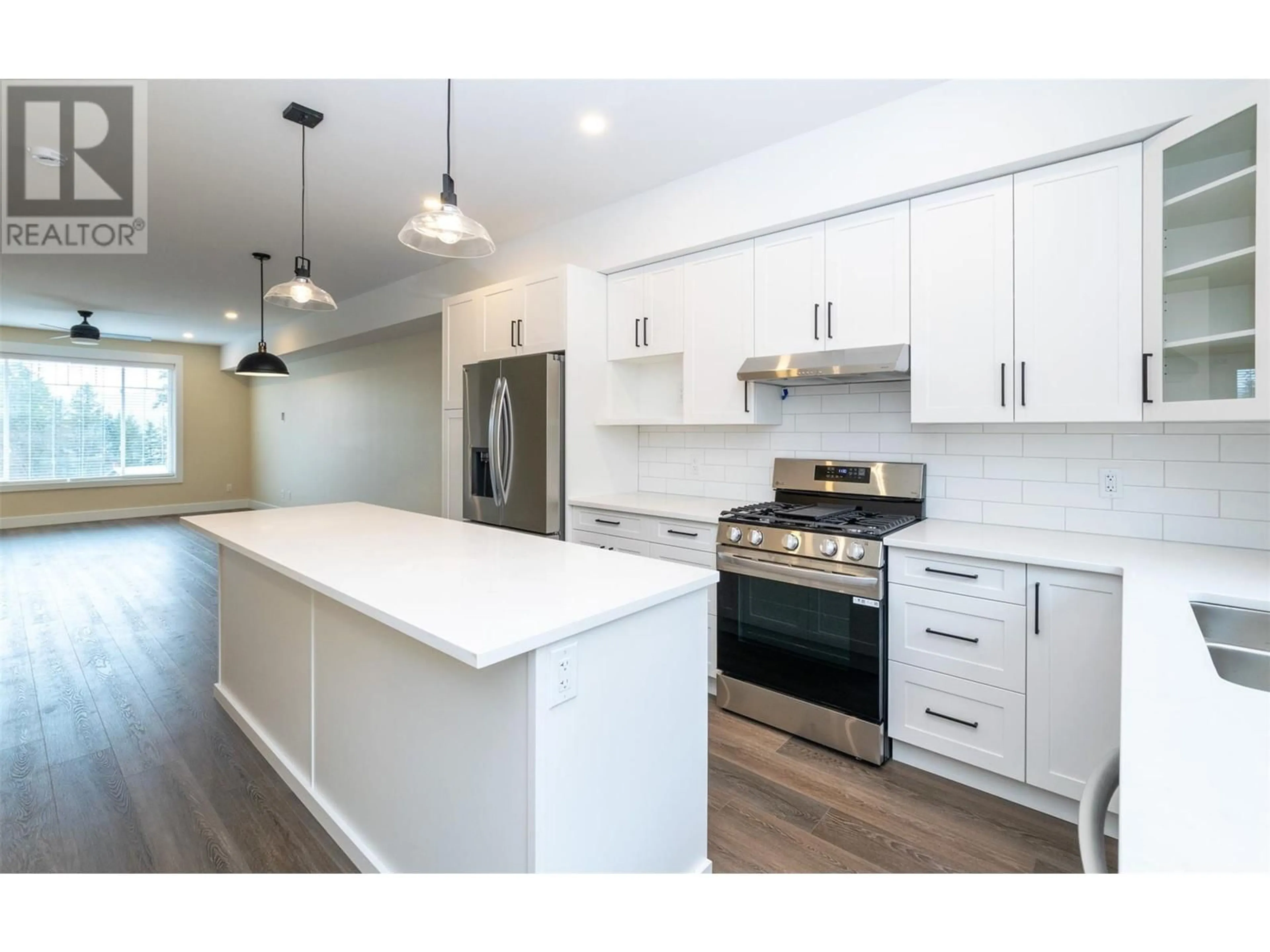 Open concept kitchen, unknown for 4 - 1910 11 AVENUE NORTHEAST, Salmon Arm British Columbia V1E2V5