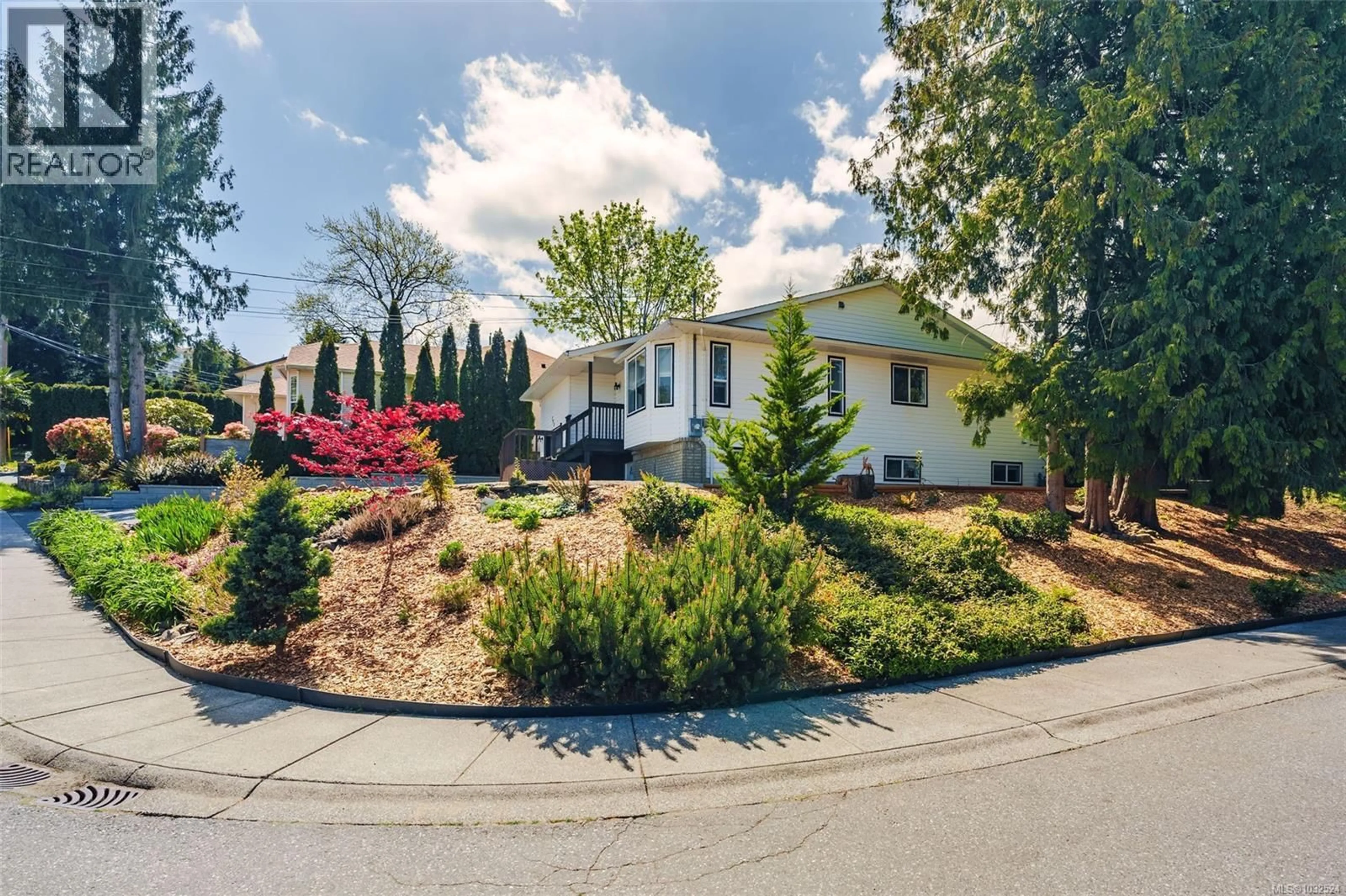 A pic from outside/outdoor area/front of a property/back of a property/a pic from drone, street for 298 CARNDUFF PLACE, Nanaimo British Columbia V9R6Y5