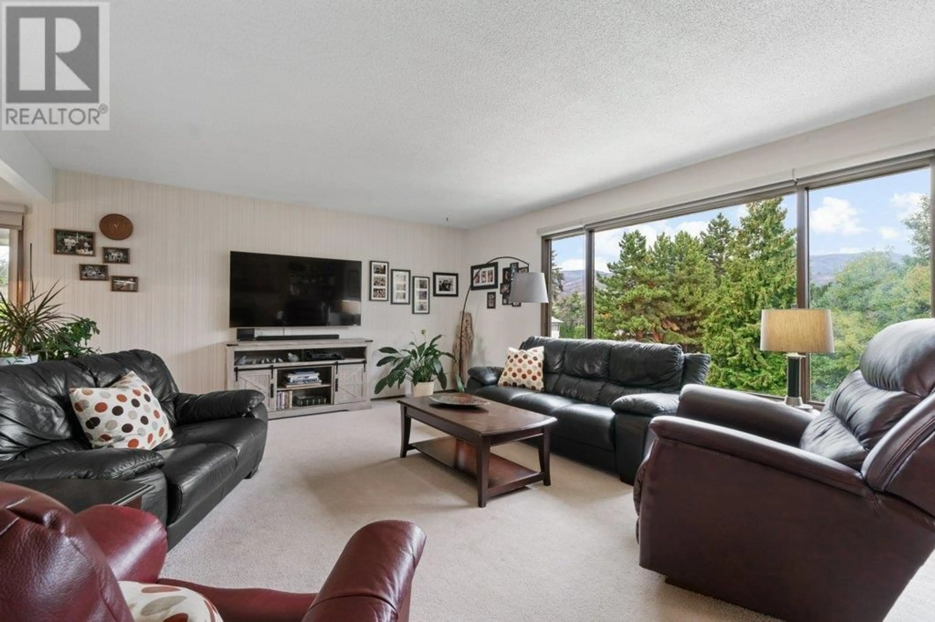 Living room, carpet floors for 2501 Crestview Road, West Kelowna British Columbia V1Z1Z4