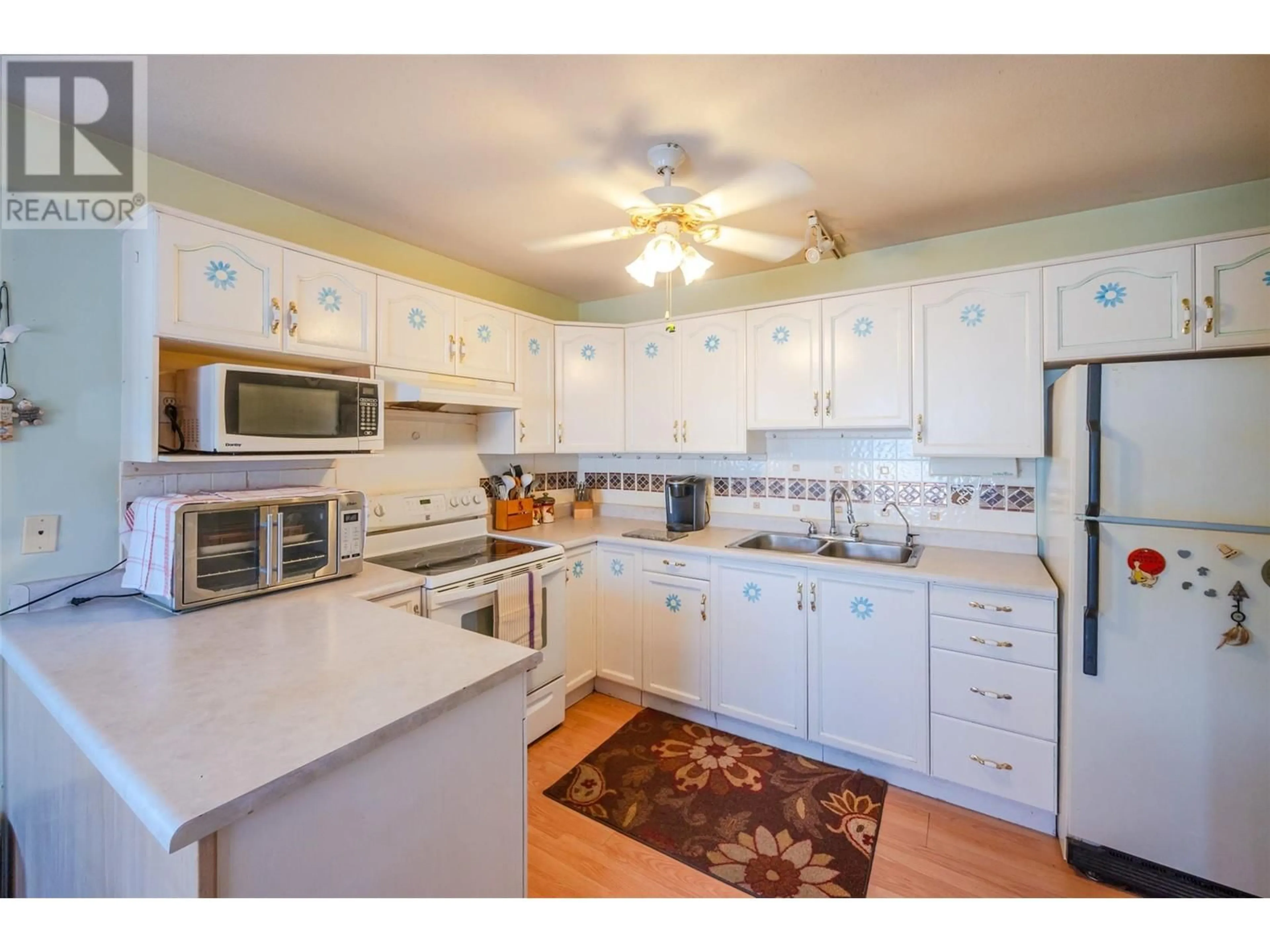 Standard kitchen, cottage for 650 McKinney Road Unit# 114, Oliver British Columbia V0H1T3