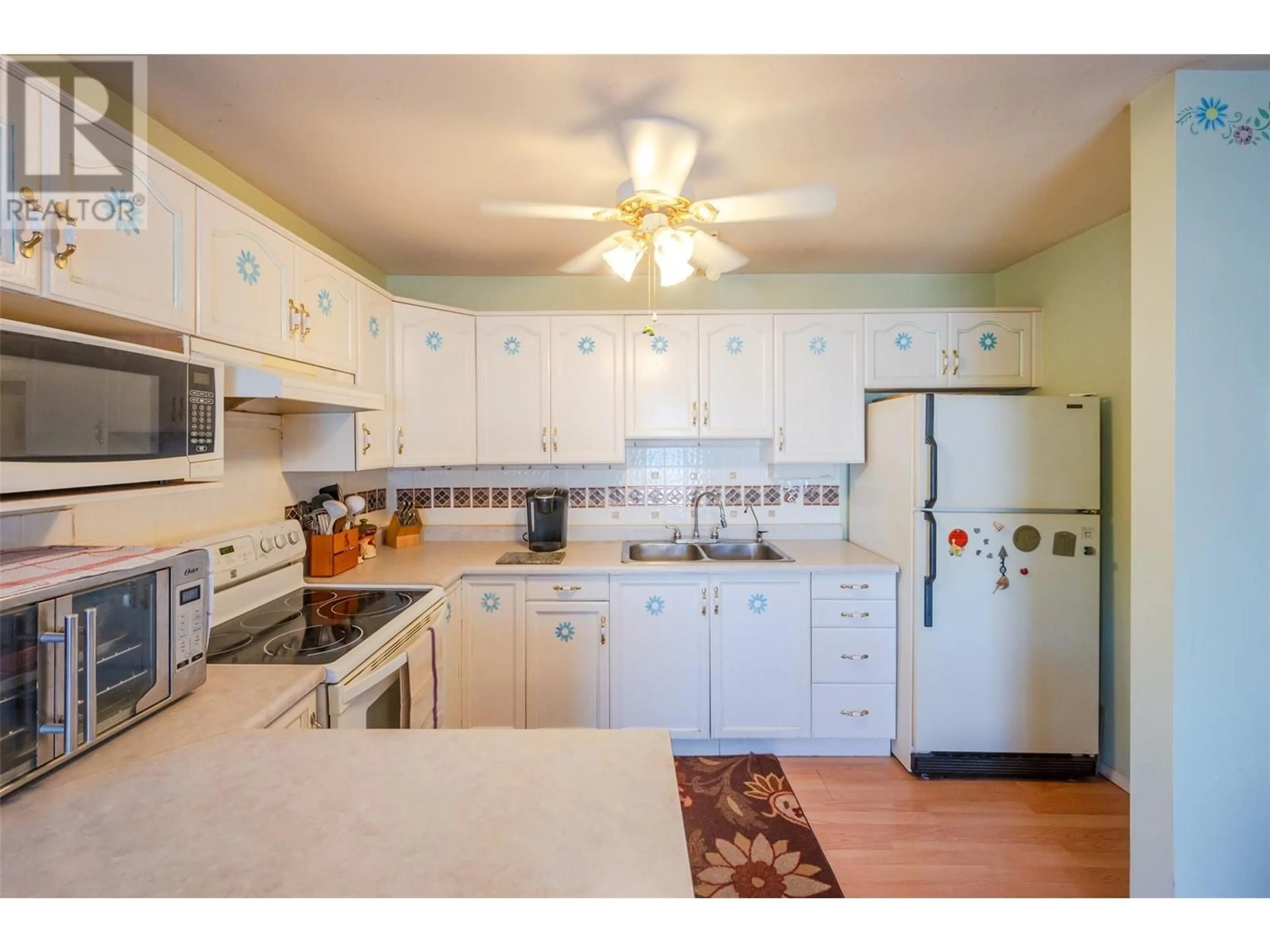 Standard kitchen, cottage for 650 McKinney Road Unit# 114, Oliver British Columbia V0H1T3