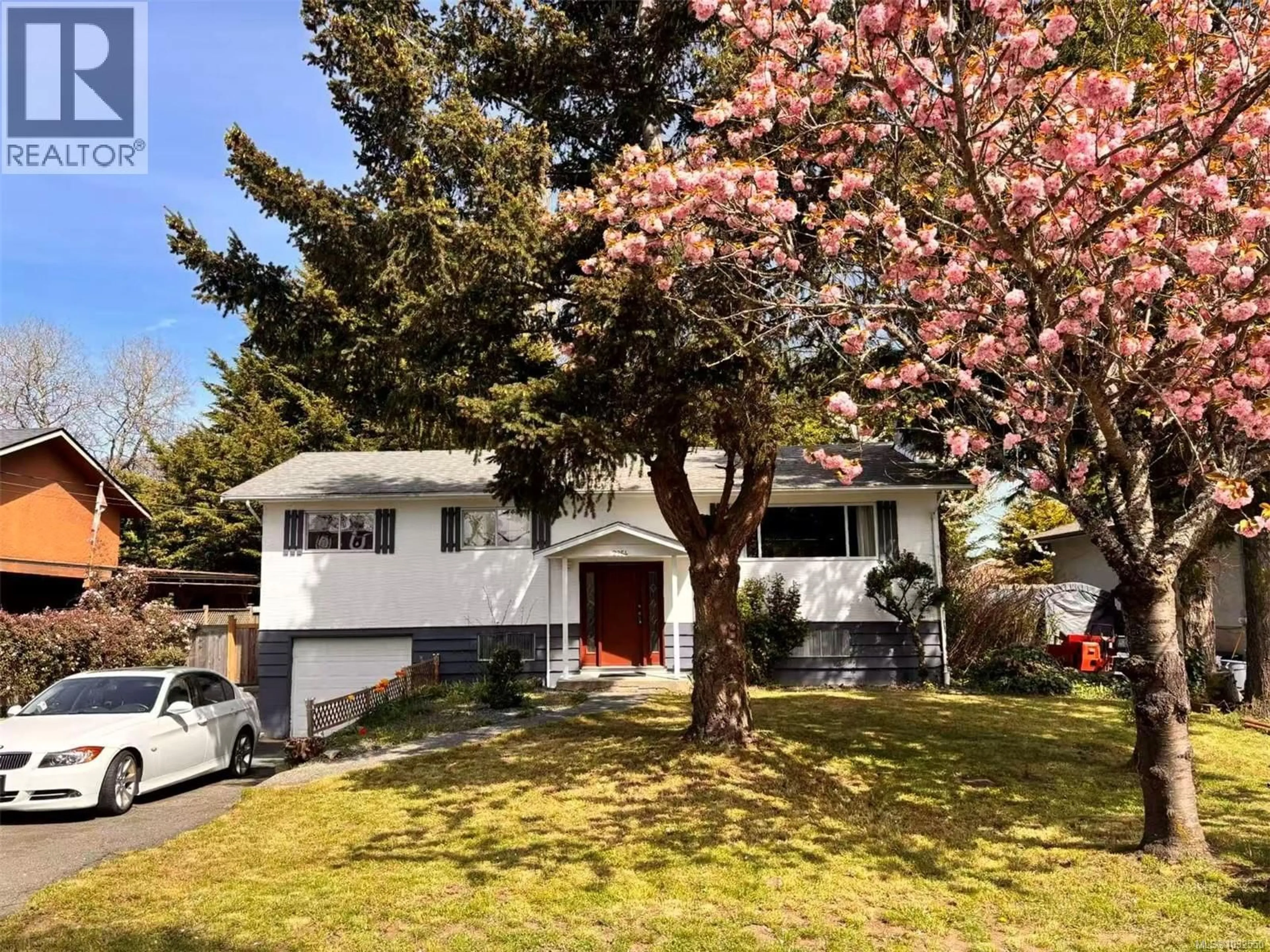 A pic from outside/outdoor area/front of a property/back of a property/a pic from drone, street for 2254 AMHERST AVENUE, Sidney British Columbia V8L2G7