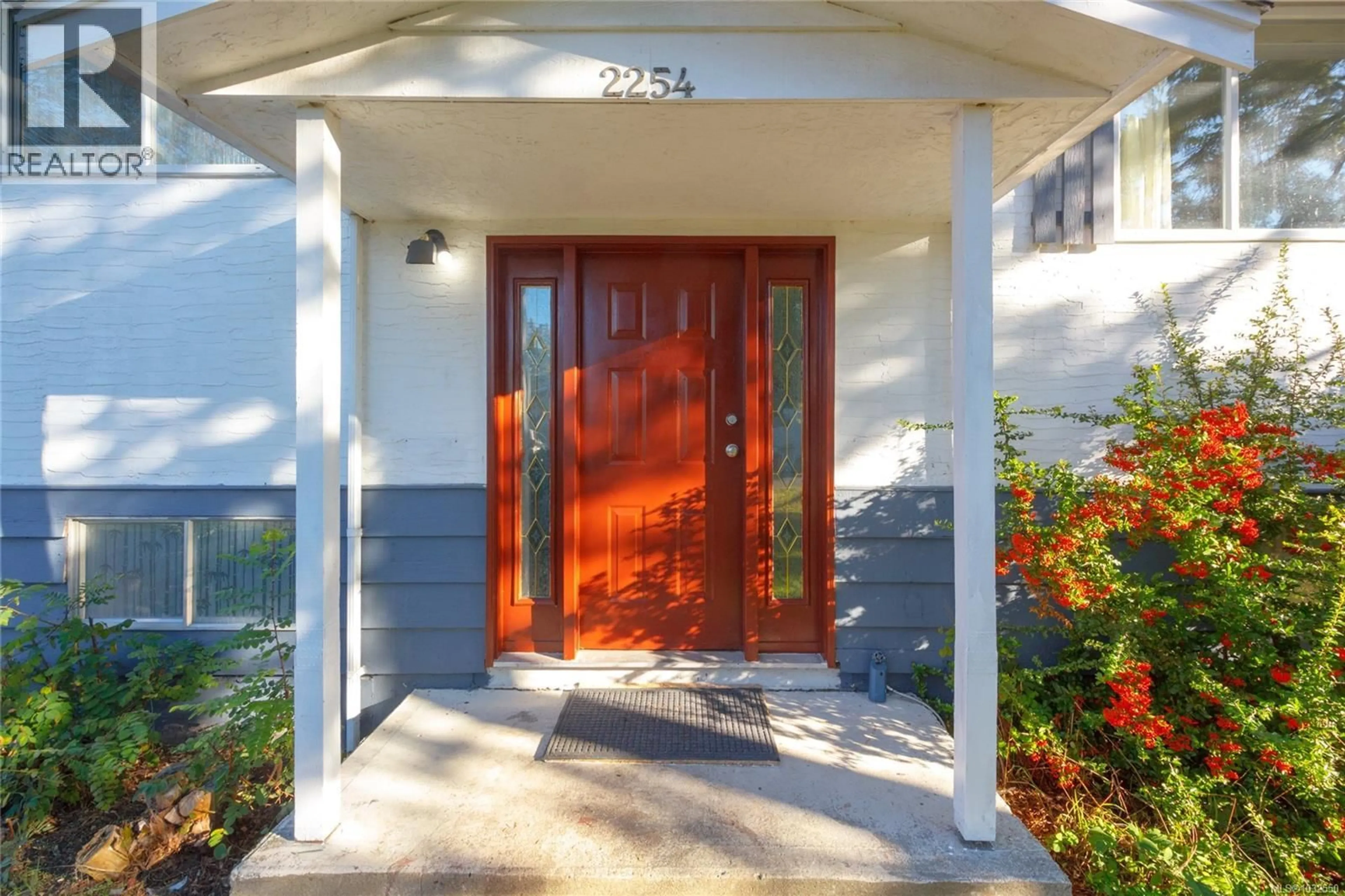 Indoor entryway for 2254 AMHERST AVENUE, Sidney British Columbia V8L2G7