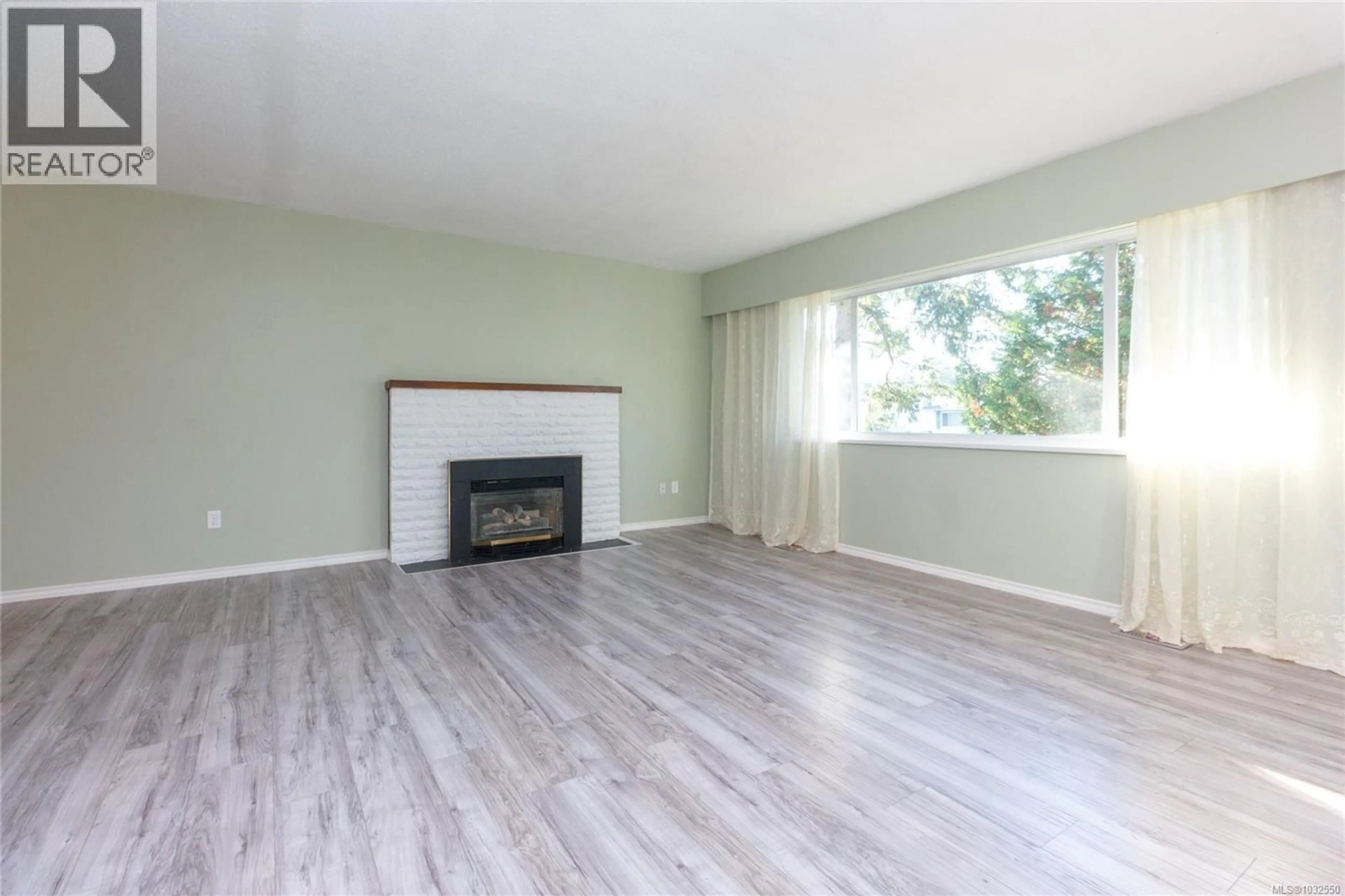 Living room with furniture, wood/laminate floor for 2254 AMHERST AVENUE, Sidney British Columbia V8L2G7