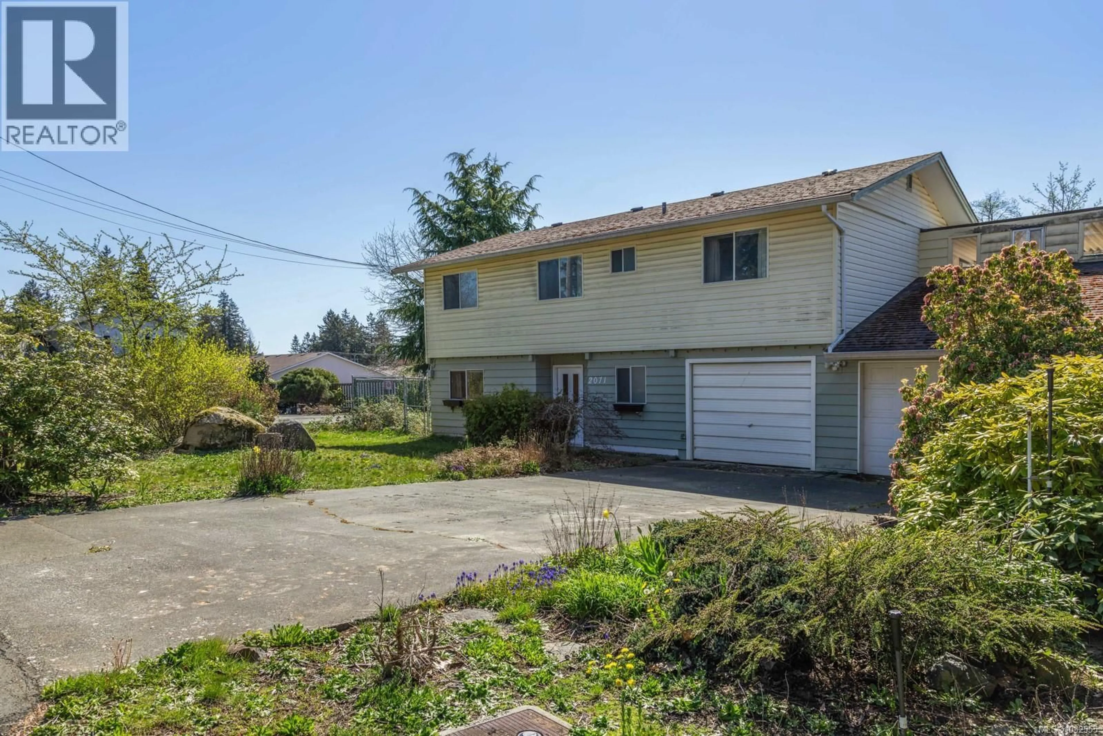 A pic from outside/outdoor area/front of a property/back of a property/a pic from drone, street for 2071 GULL AVENUE, Comox British Columbia V9M1L5
