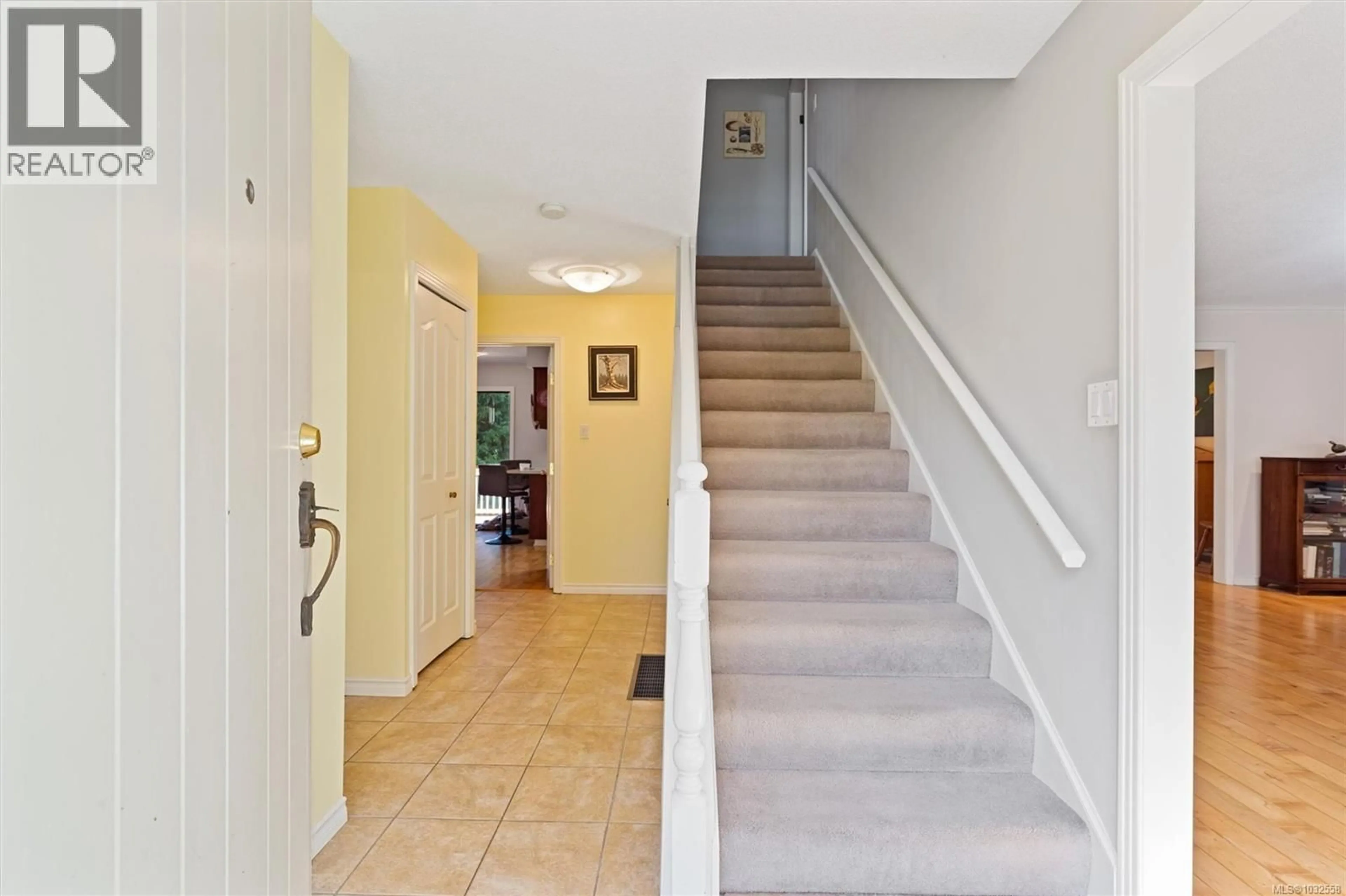 Indoor foyer for 1538 CEDARGLEN ROAD, Saanich British Columbia V8N2A9