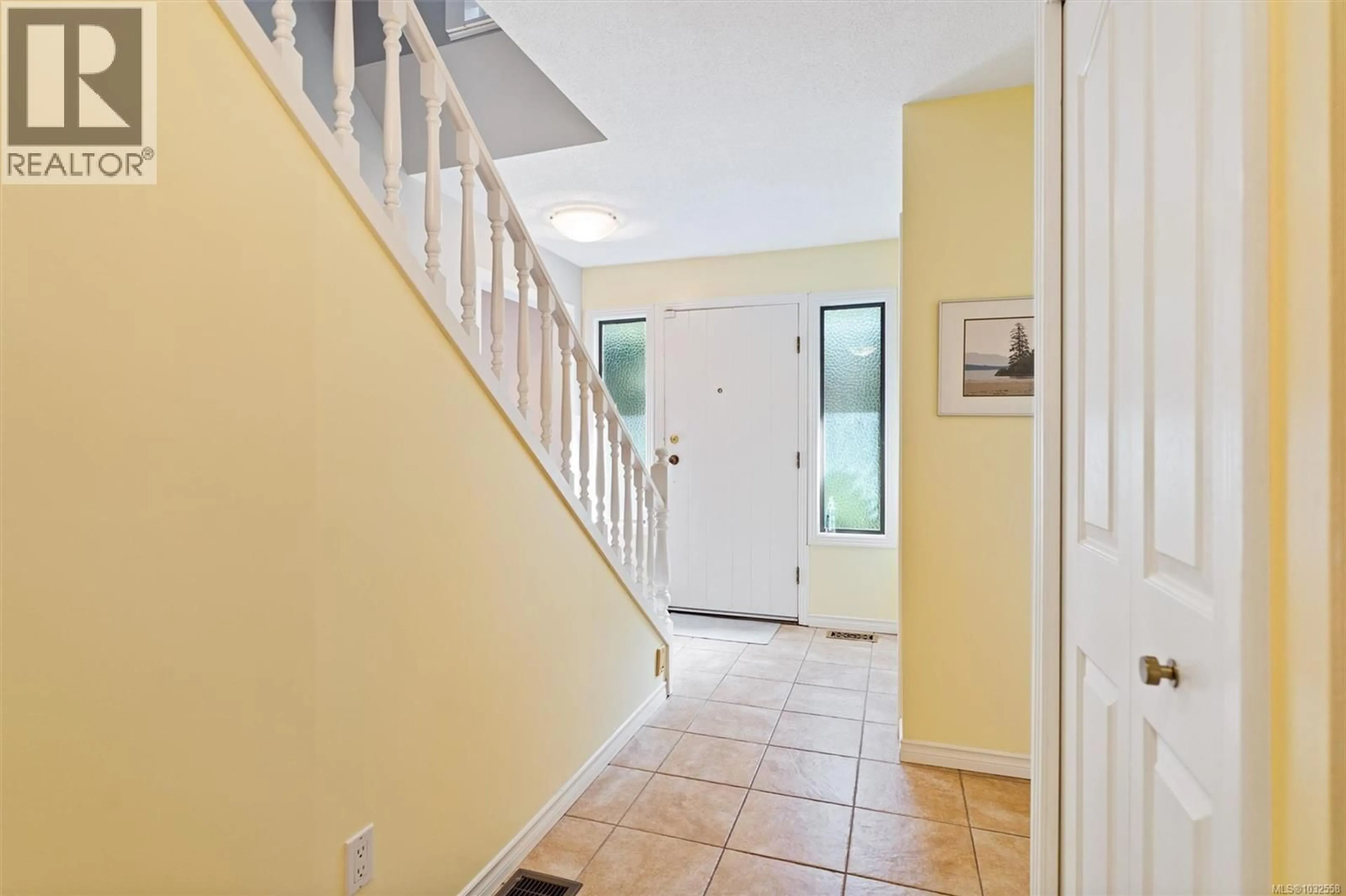Indoor foyer for 1538 CEDARGLEN ROAD, Saanich British Columbia V8N2A9