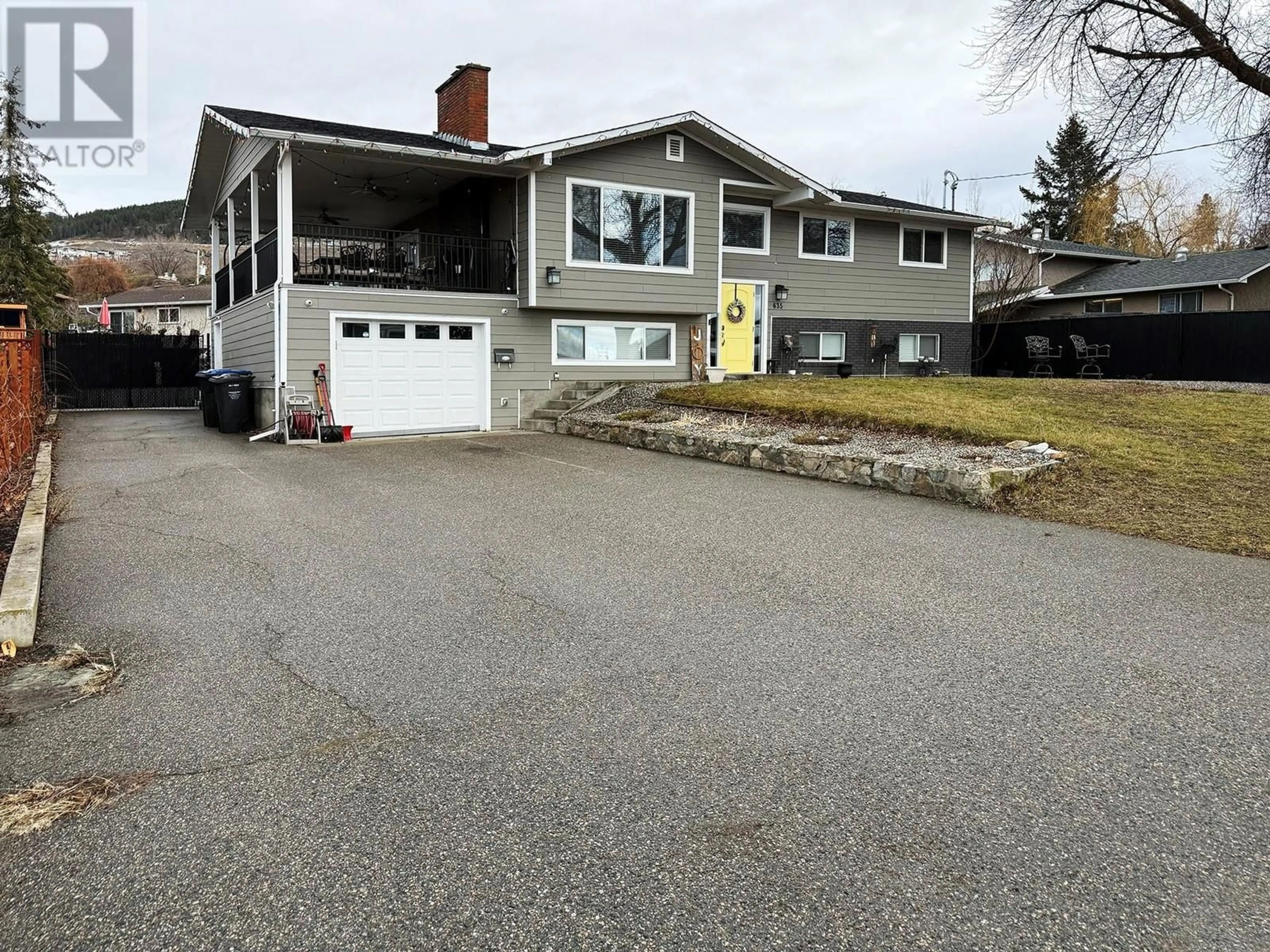 A pic from outside/outdoor area/front of a property/back of a property/a pic from drone, street for 635 Eastbourne Road, Kelowna British Columbia V1X5K7