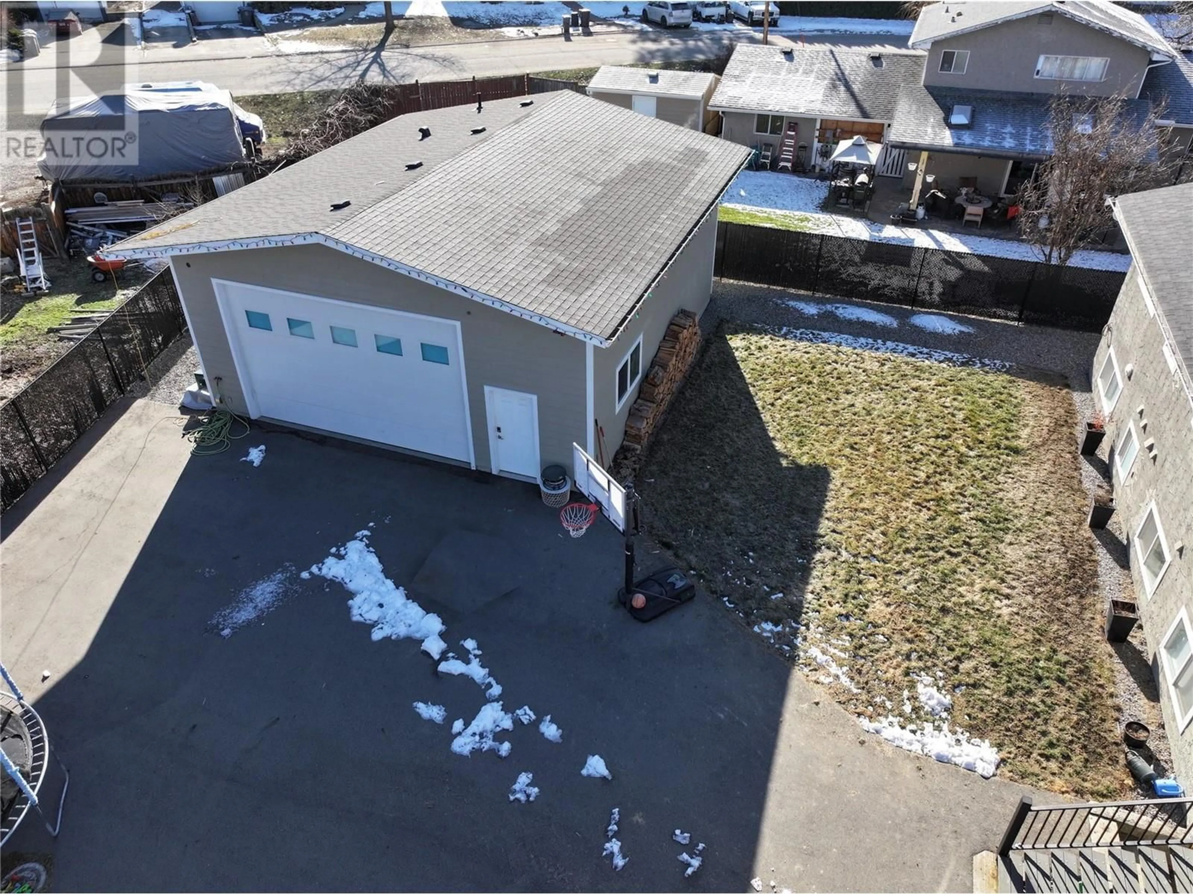 A pic from outside/outdoor area/front of a property/back of a property/a pic from drone, street for 635 Eastbourne Road, Kelowna British Columbia V1X5K7