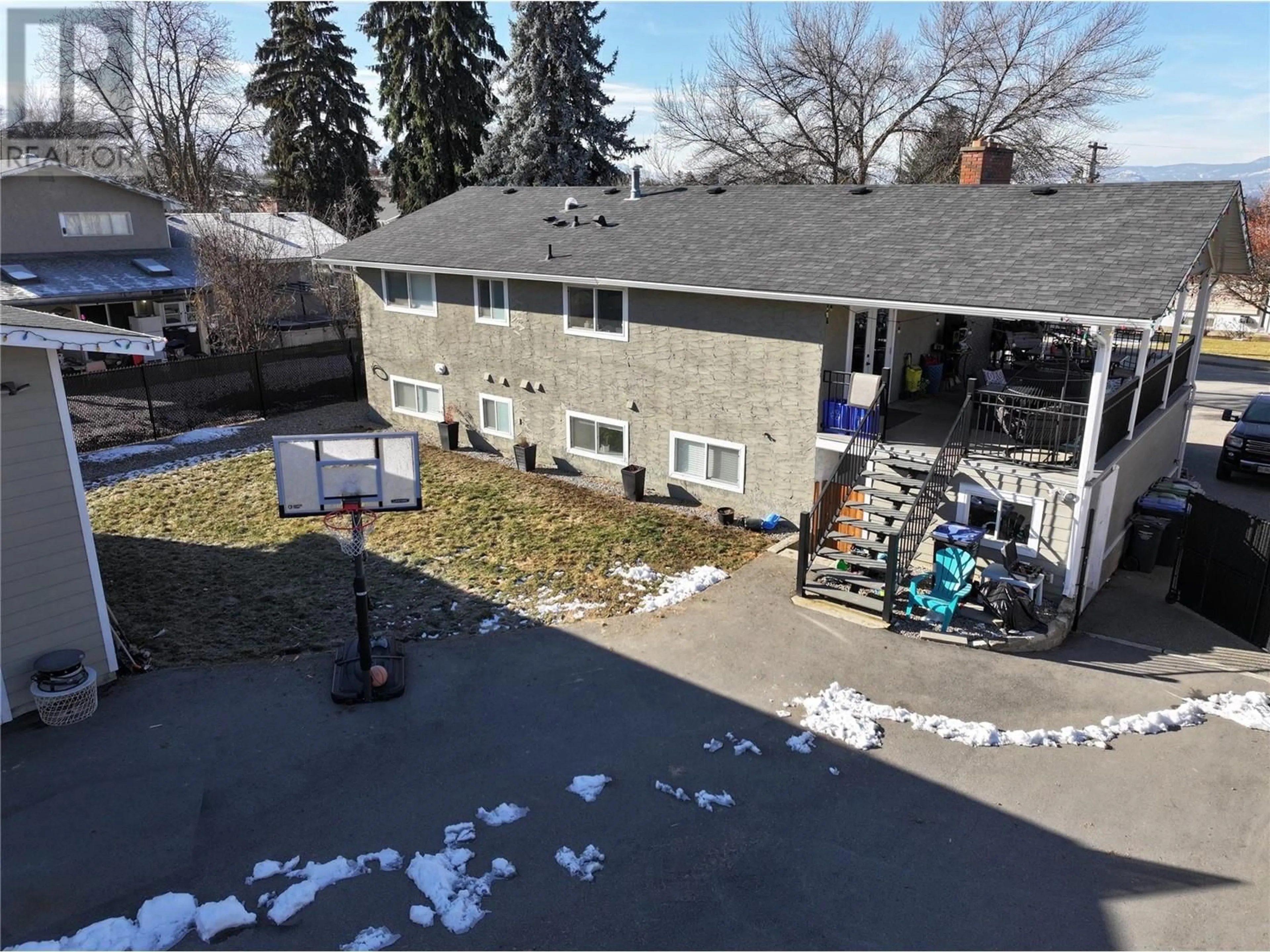 A pic from outside/outdoor area/front of a property/back of a property/a pic from drone, street for 635 Eastbourne Road, Kelowna British Columbia V1X5K7