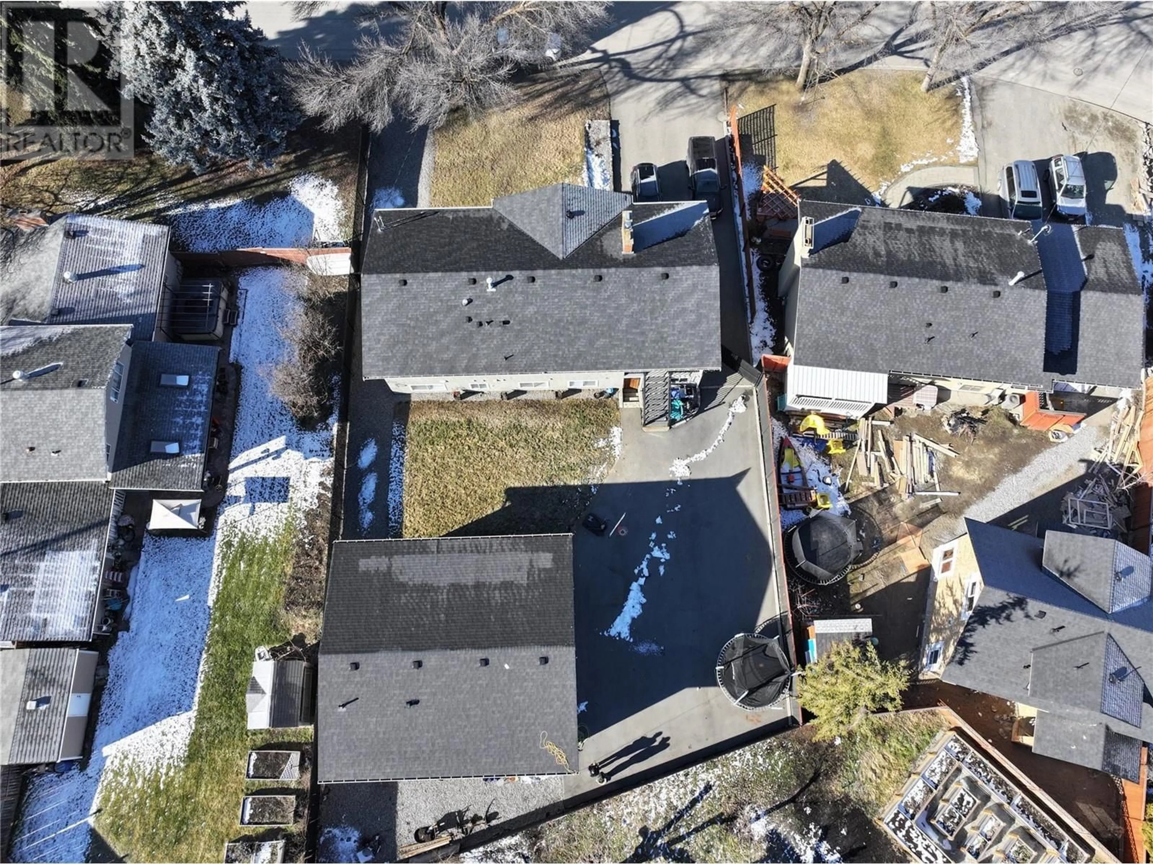 A pic from outside/outdoor area/front of a property/back of a property/a pic from drone, unknown for 635 Eastbourne Road, Kelowna British Columbia V1X5K7