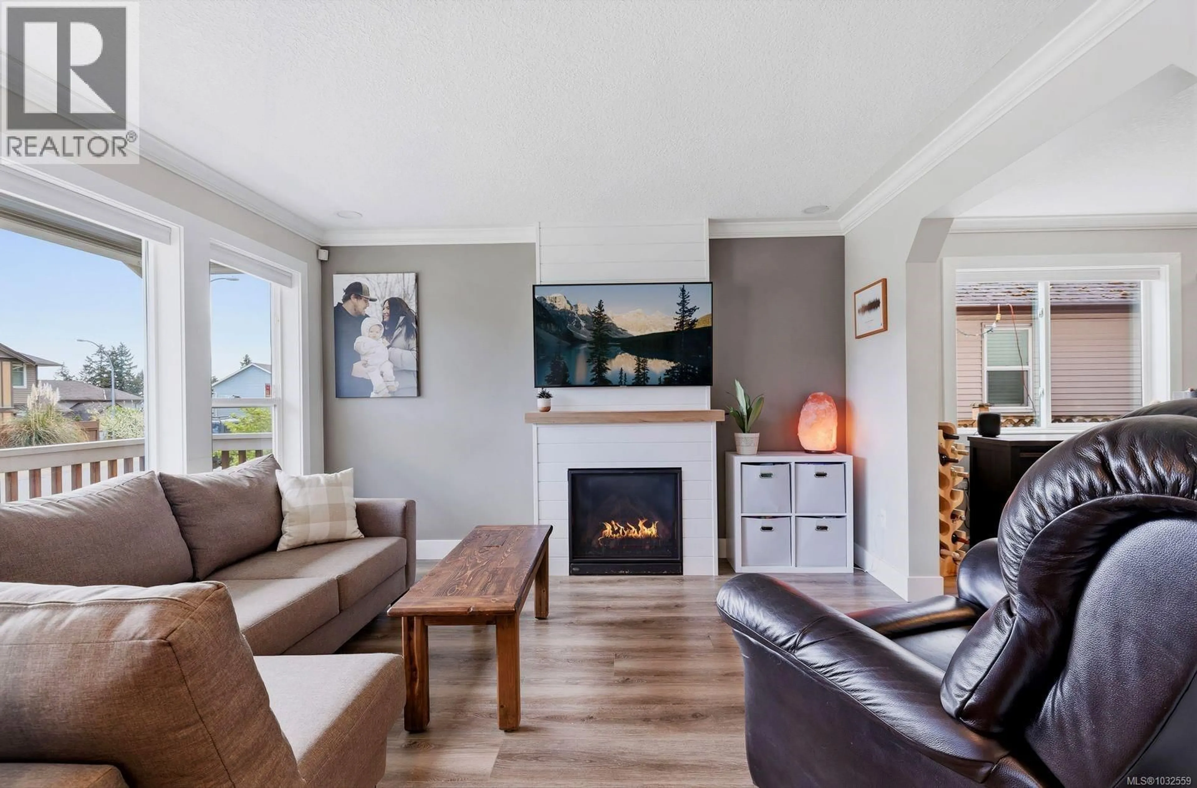 Living room with furniture, wood/laminate floor for 261 APPLEGREEN AVENUE, Nanaimo British Columbia V9R0A6