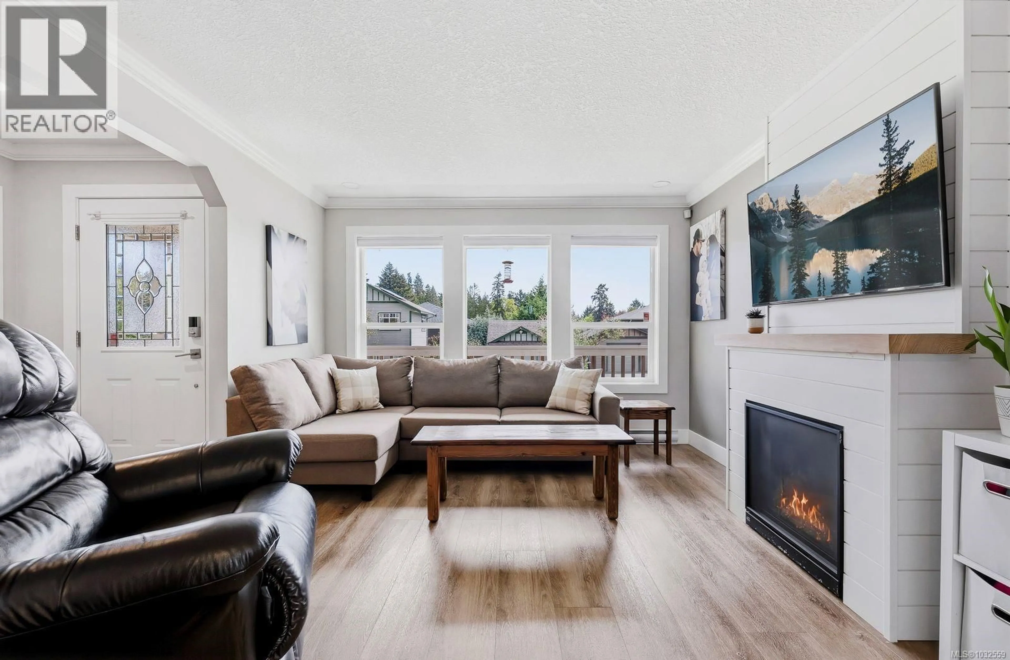 Living room with furniture, wood/laminate floor for 261 APPLEGREEN AVENUE, Nanaimo British Columbia V9R0A6