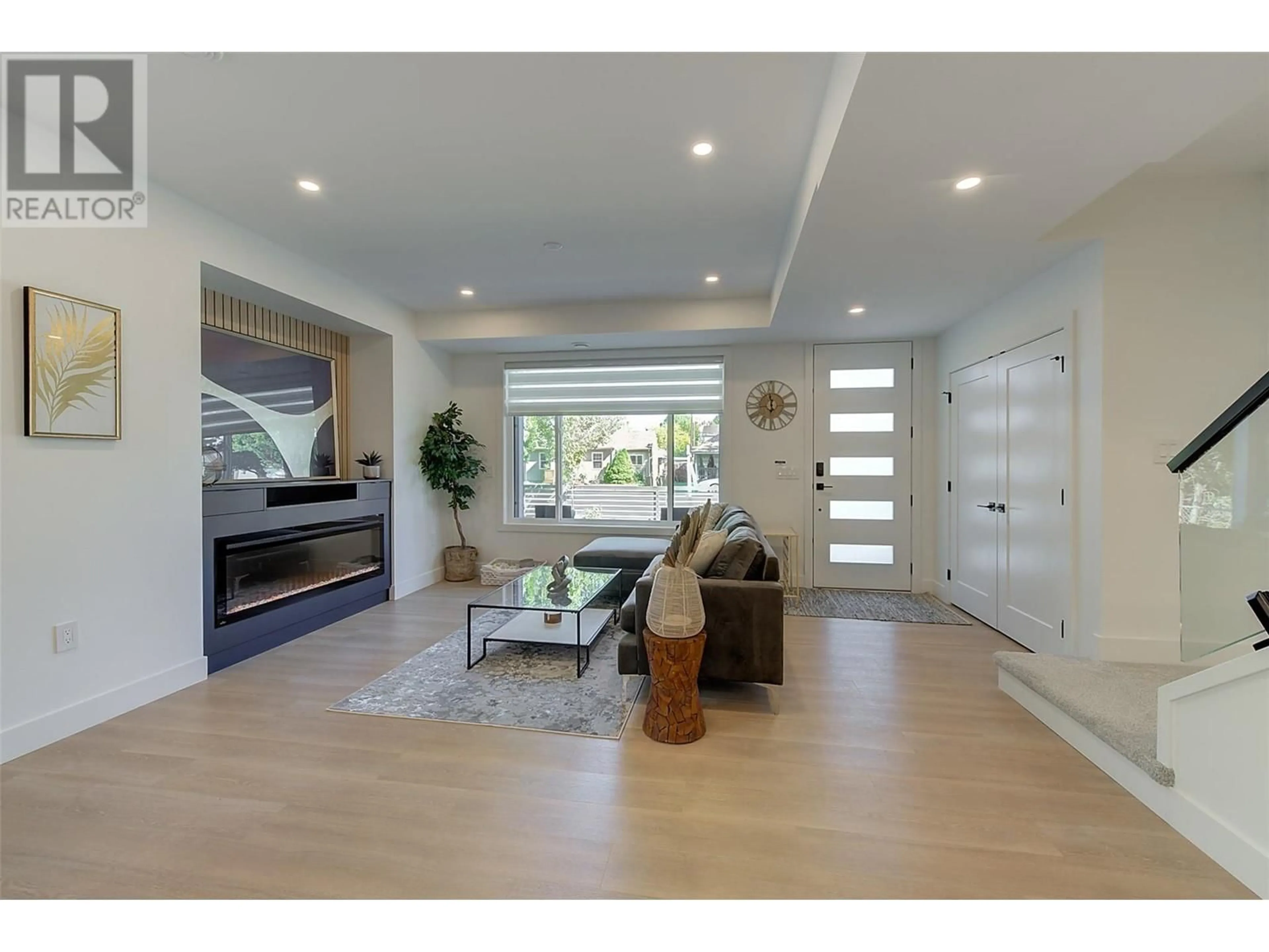 Indoor entryway, wood floors for 787 Lawson Avenue Unit# 1, Kelowna British Columbia V1Y6S9