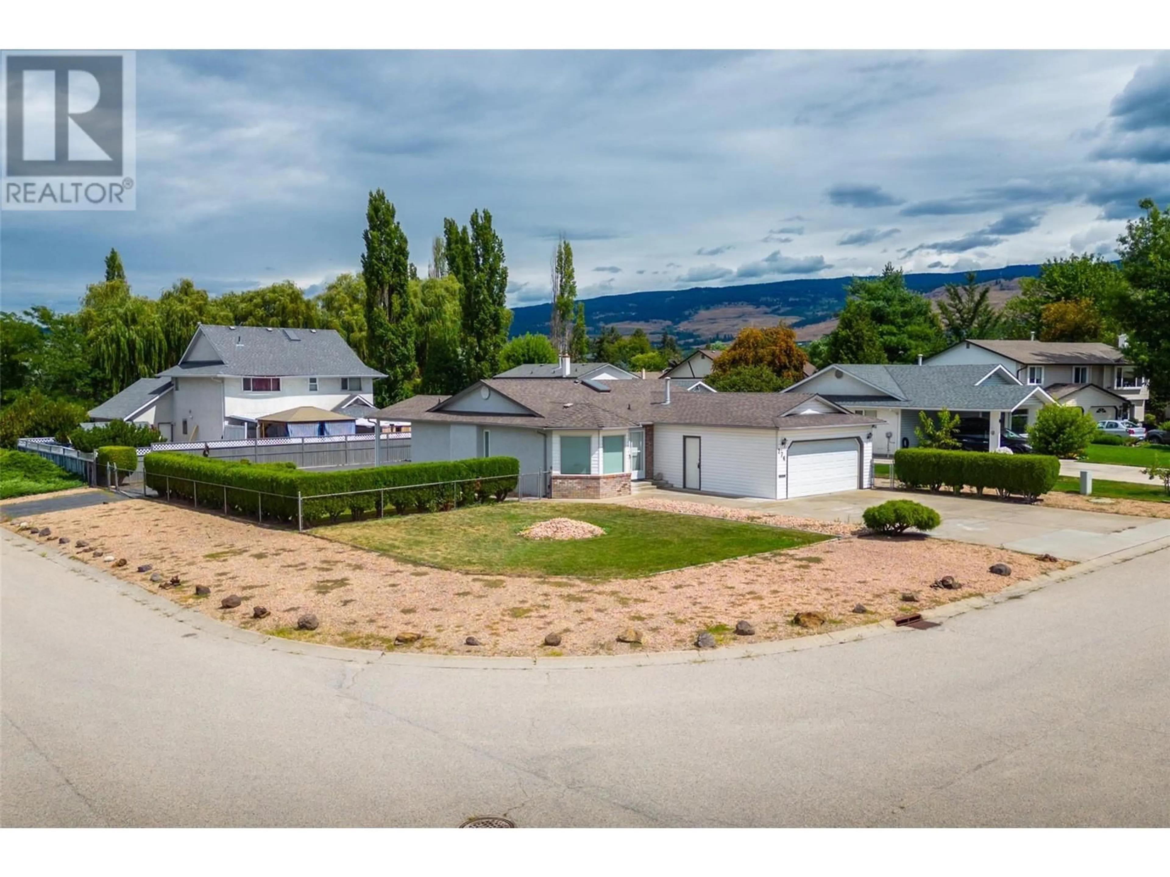 Frontside or backside of a home, the street view for 274 Dalgleish Court, Kelowna British Columbia V1X7A4