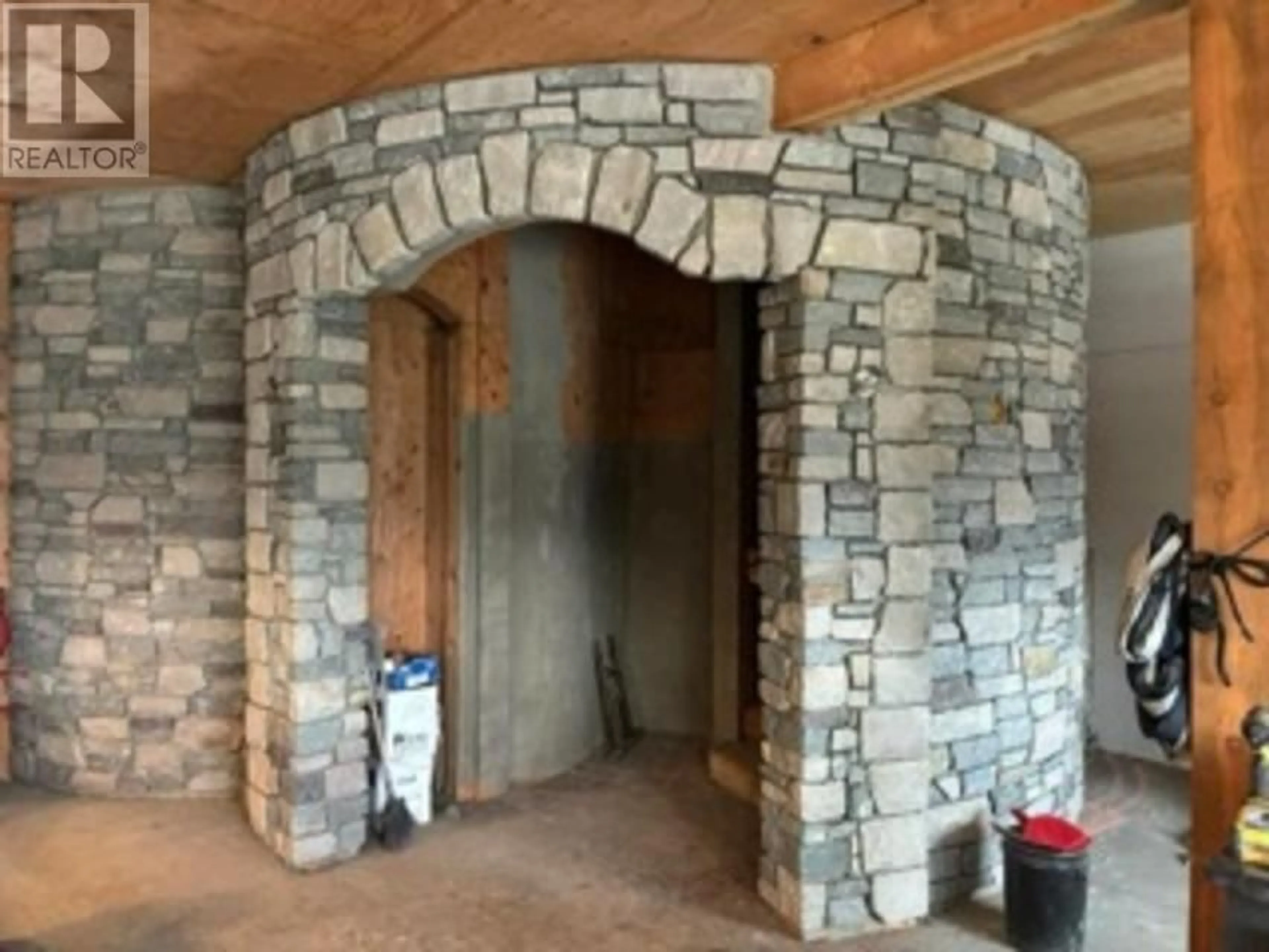 Indoor entryway, cement floor for 1546 Blind Bay Road, Sorrento British Columbia V0E2W0