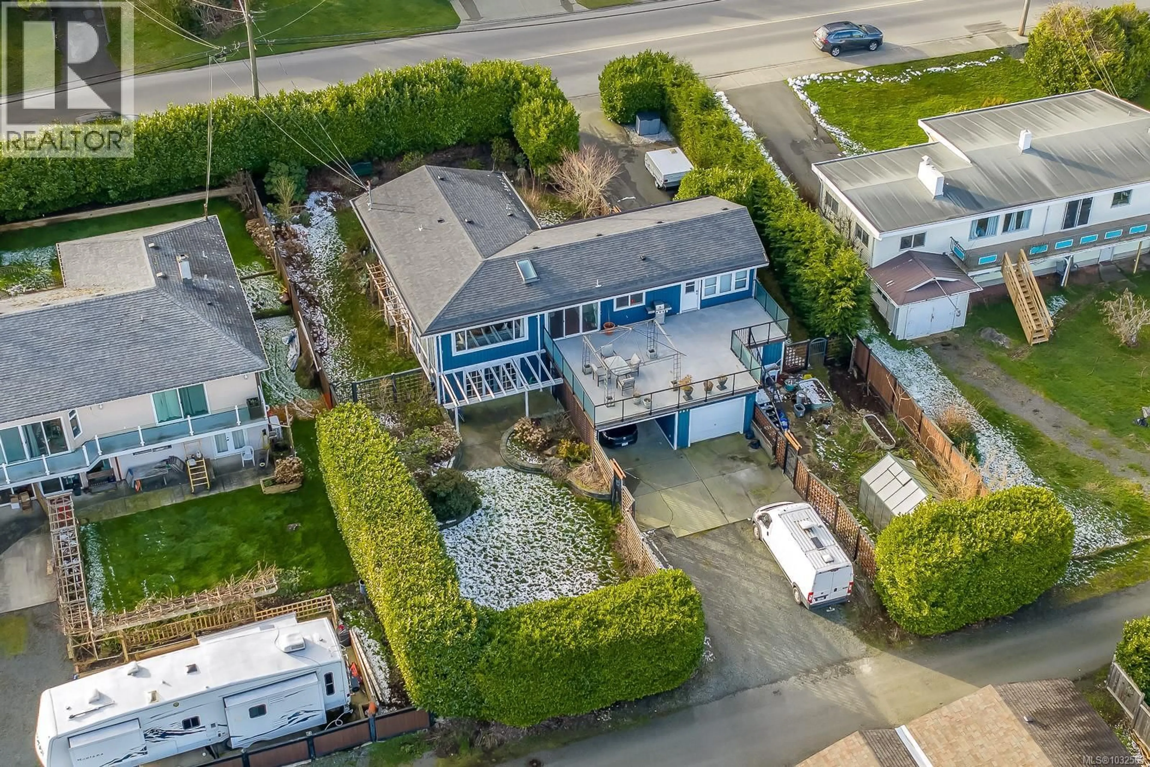 A pic from outside/outdoor area/front of a property/back of a property/a pic from drone, street for 261 ALDER STREET, Campbell River British Columbia V9W2N6