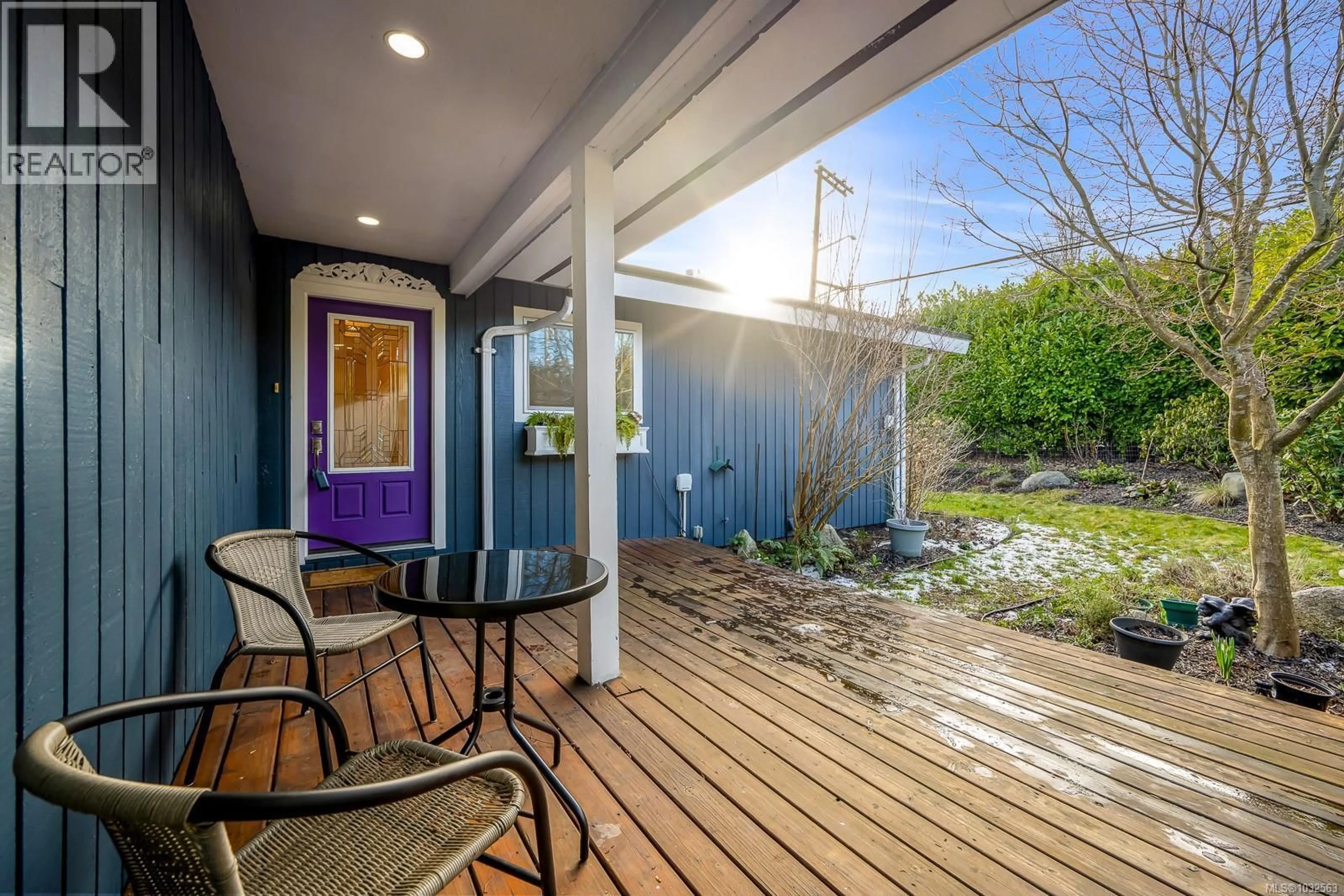 Patio, street for 261 ALDER STREET, Campbell River British Columbia V9W2N6