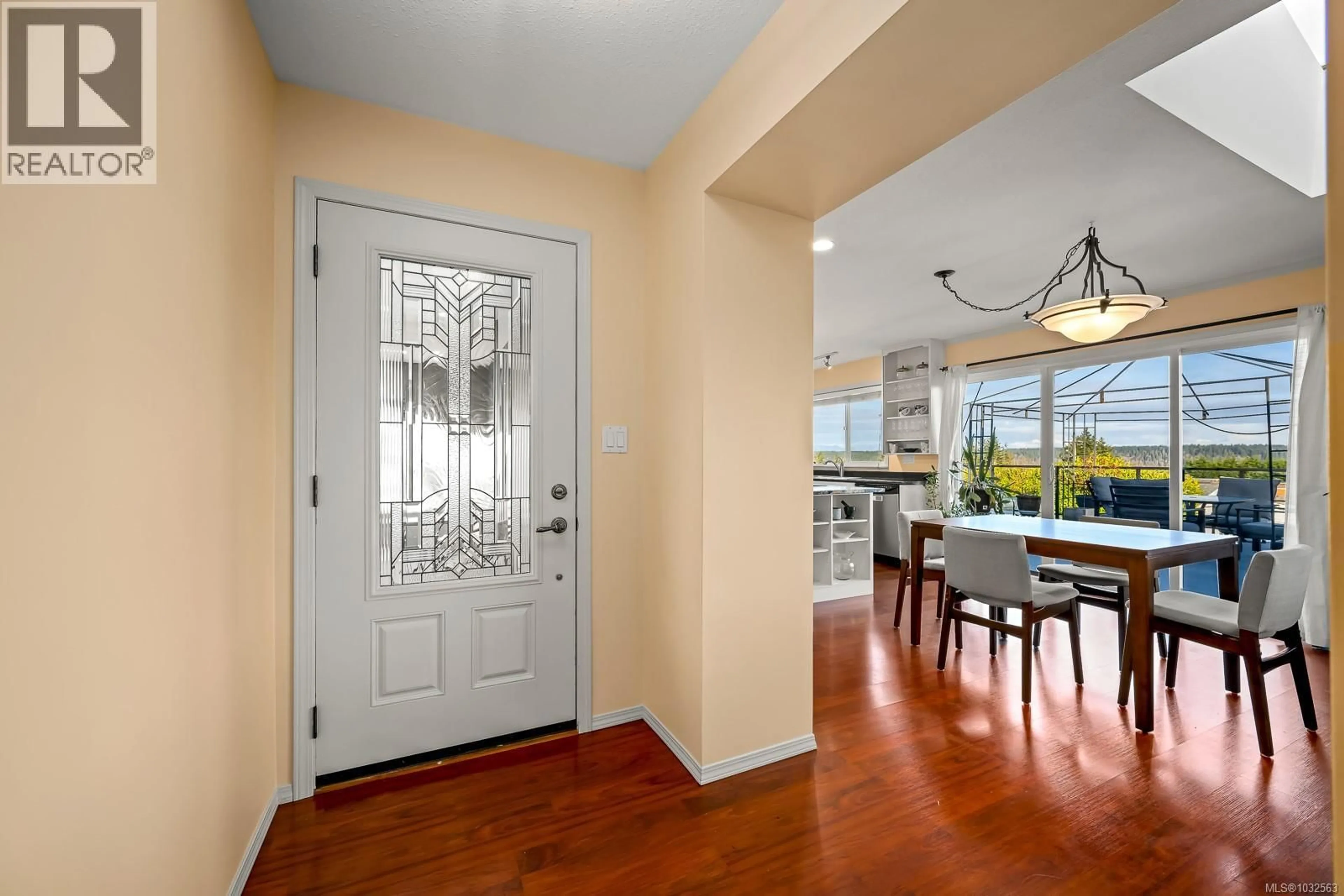 Indoor entryway for 261 ALDER STREET, Campbell River British Columbia V9W2N6