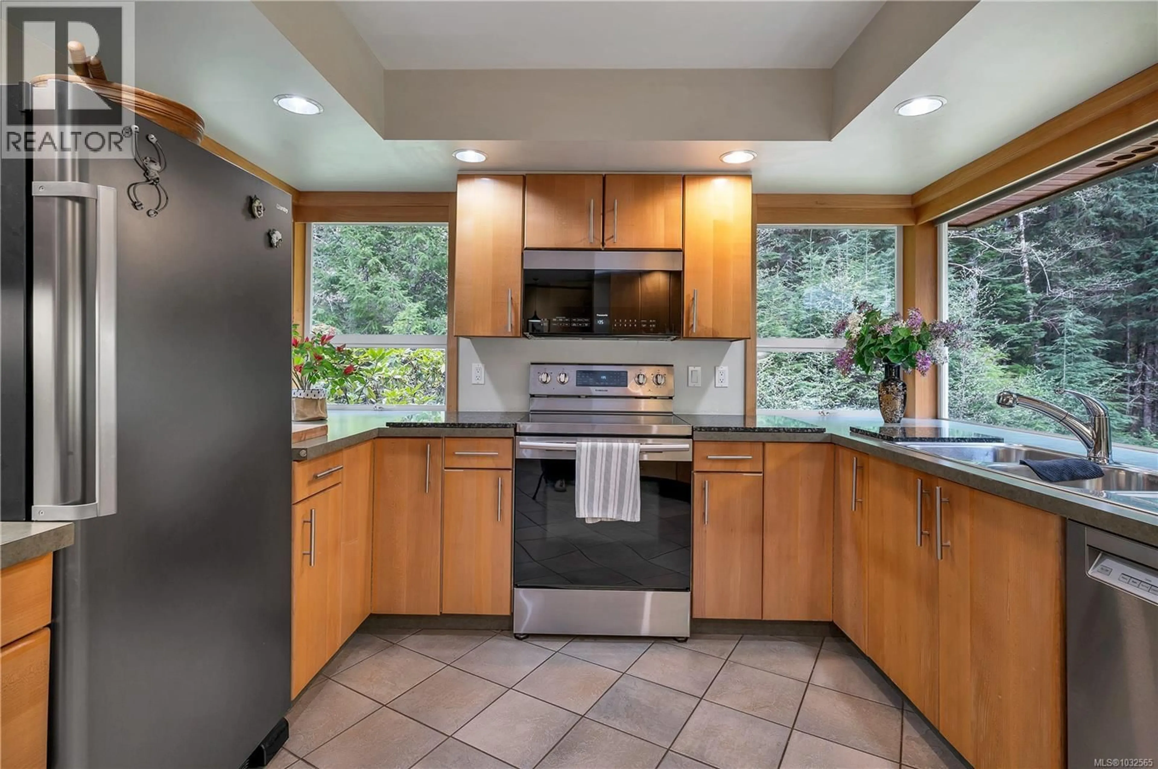 Standard kitchen, ceramic/tile floor for 4901 ARGONAUT ROAD, Campbell River British Columbia V9H1P3