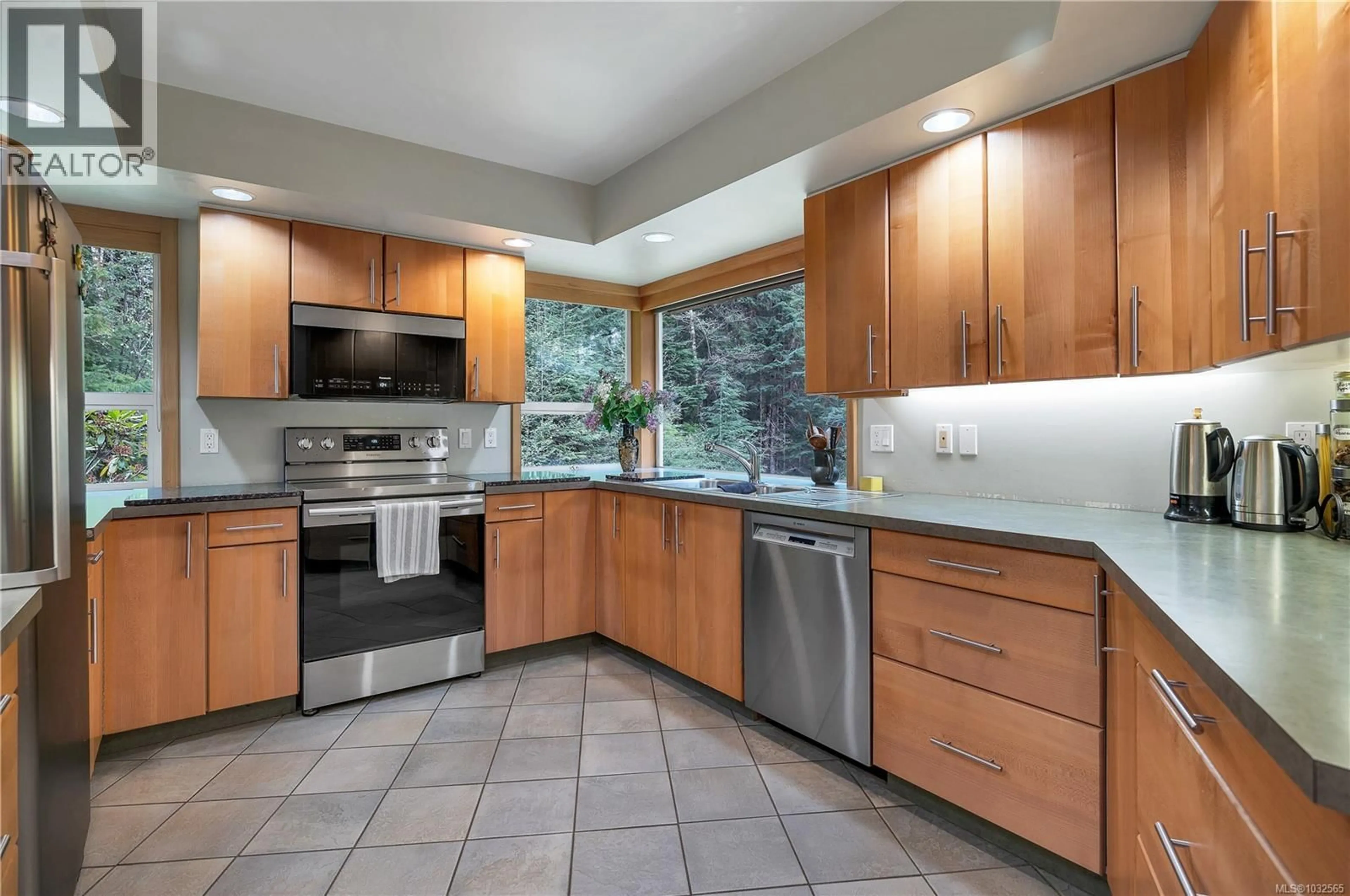 Standard kitchen, ceramic/tile floor for 4901 ARGONAUT ROAD, Campbell River British Columbia V9H1P3
