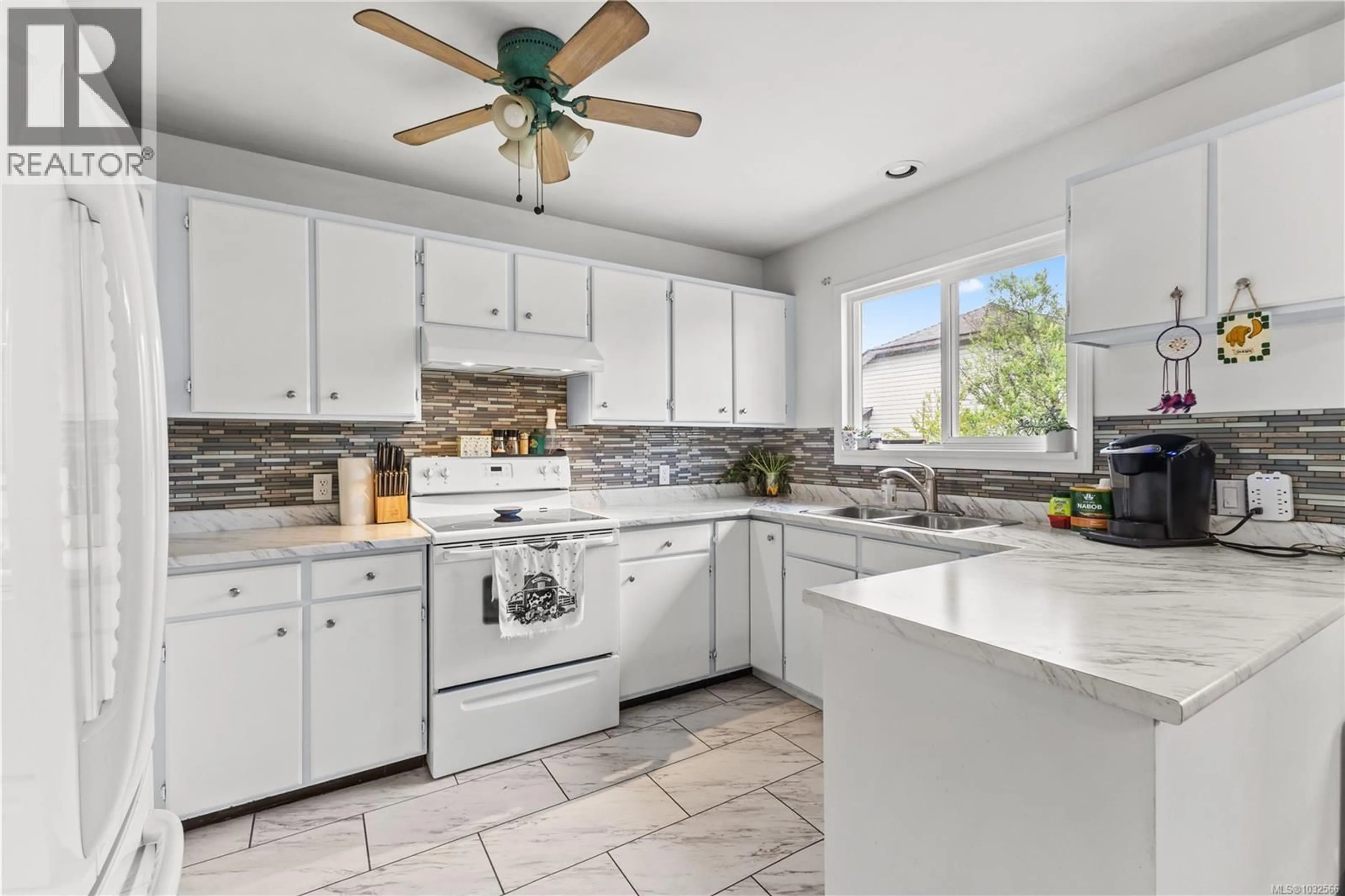 Open concept kitchen, ceramic/tile floor for 2505 ALDER STREET SOUTH, Campbell River British Columbia V9W5T3