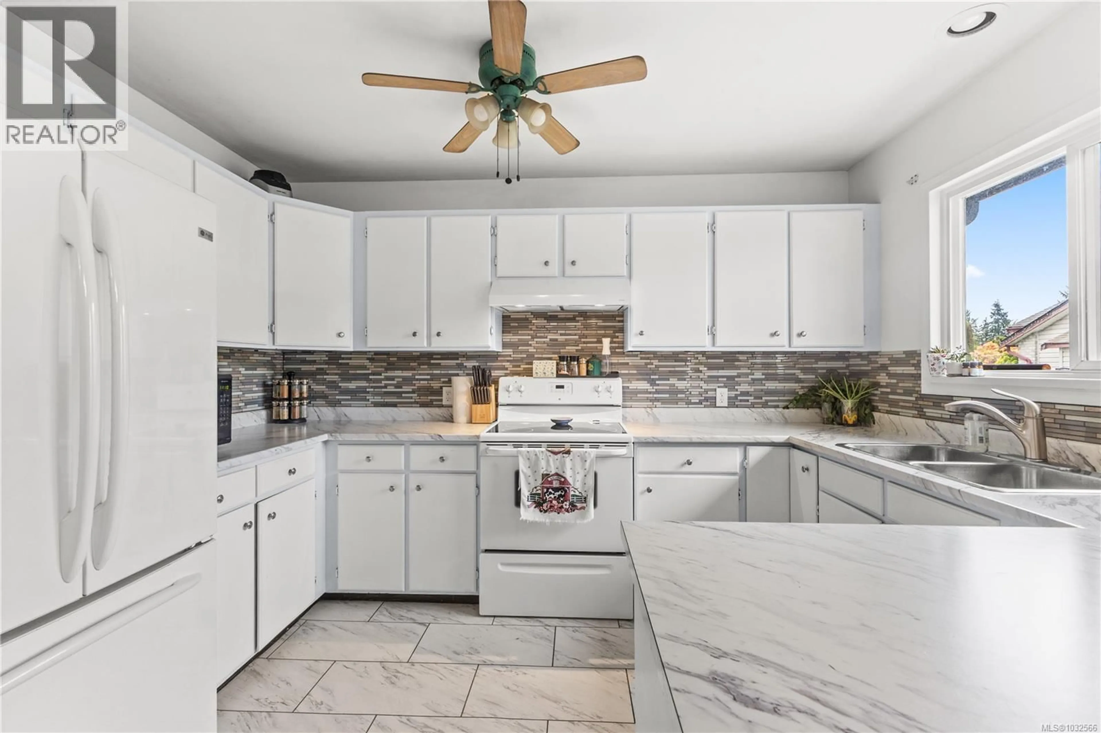 Contemporary kitchen, ceramic/tile floor for 2505 ALDER STREET SOUTH, Campbell River British Columbia V9W5T3