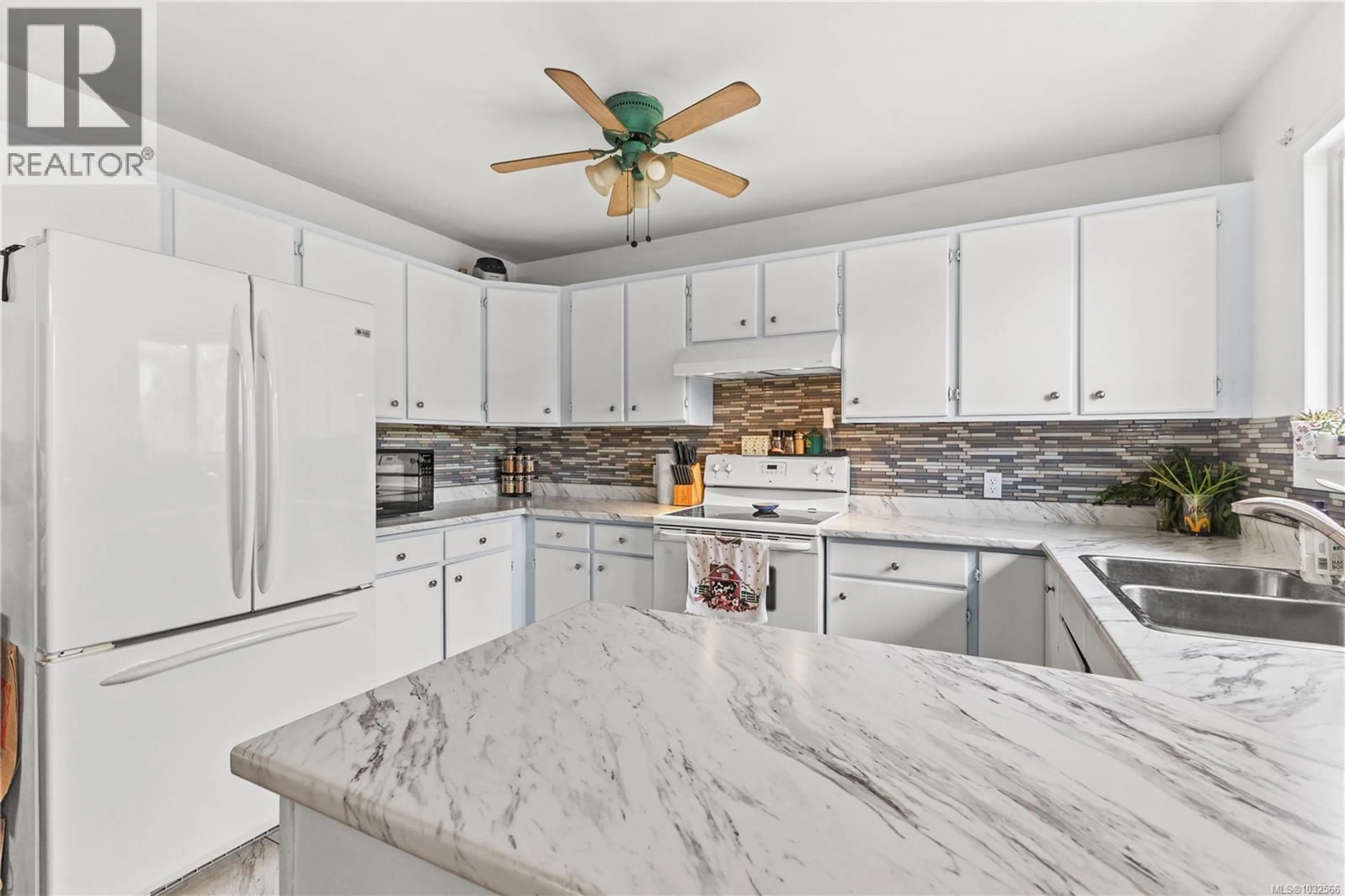 Open concept kitchen, ceramic/tile floor for 2505 ALDER STREET SOUTH, Campbell River British Columbia V9W5T3