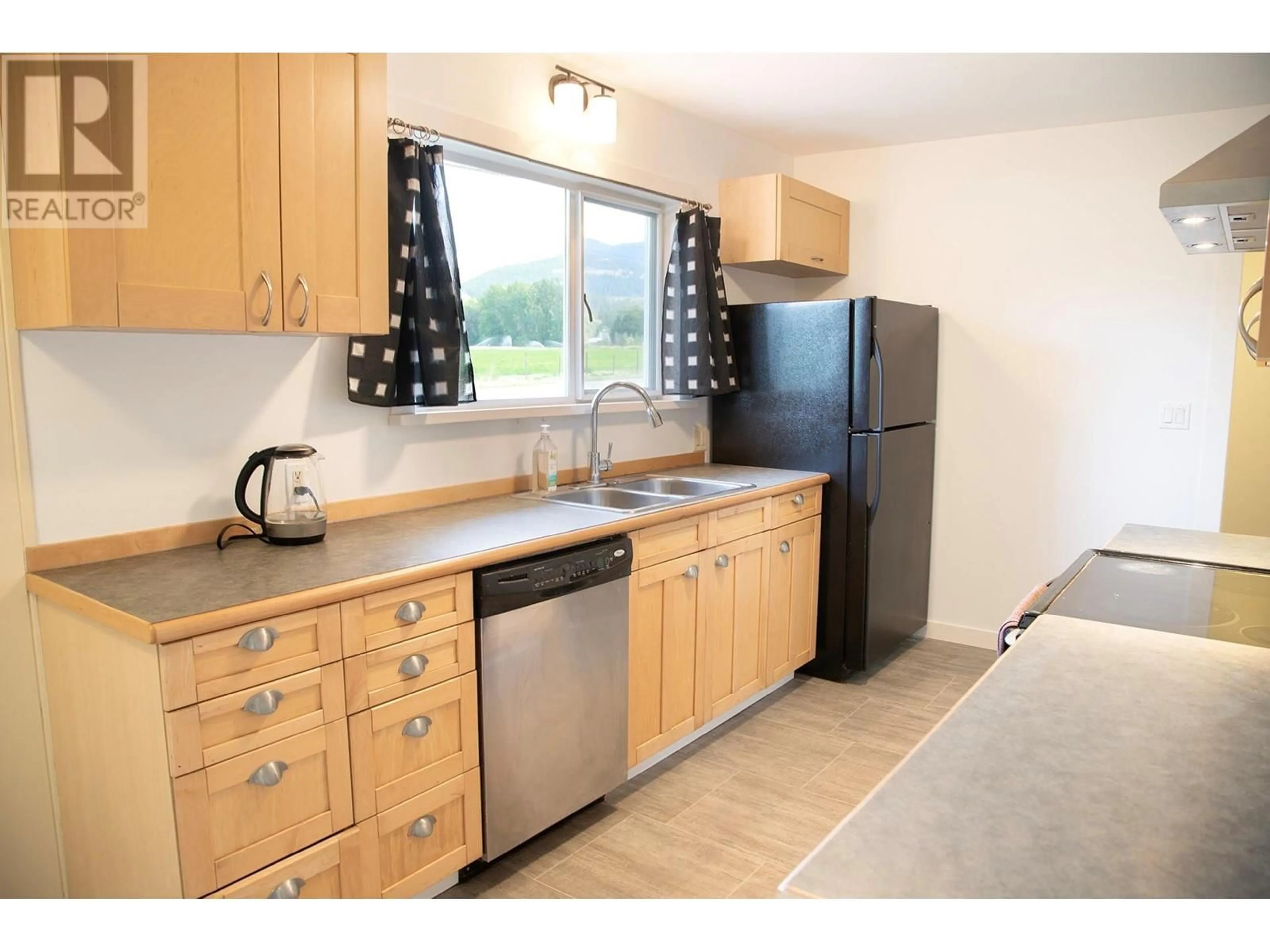 Standard kitchen for 9660 School Road, Coldstream British Columbia V1B3G4