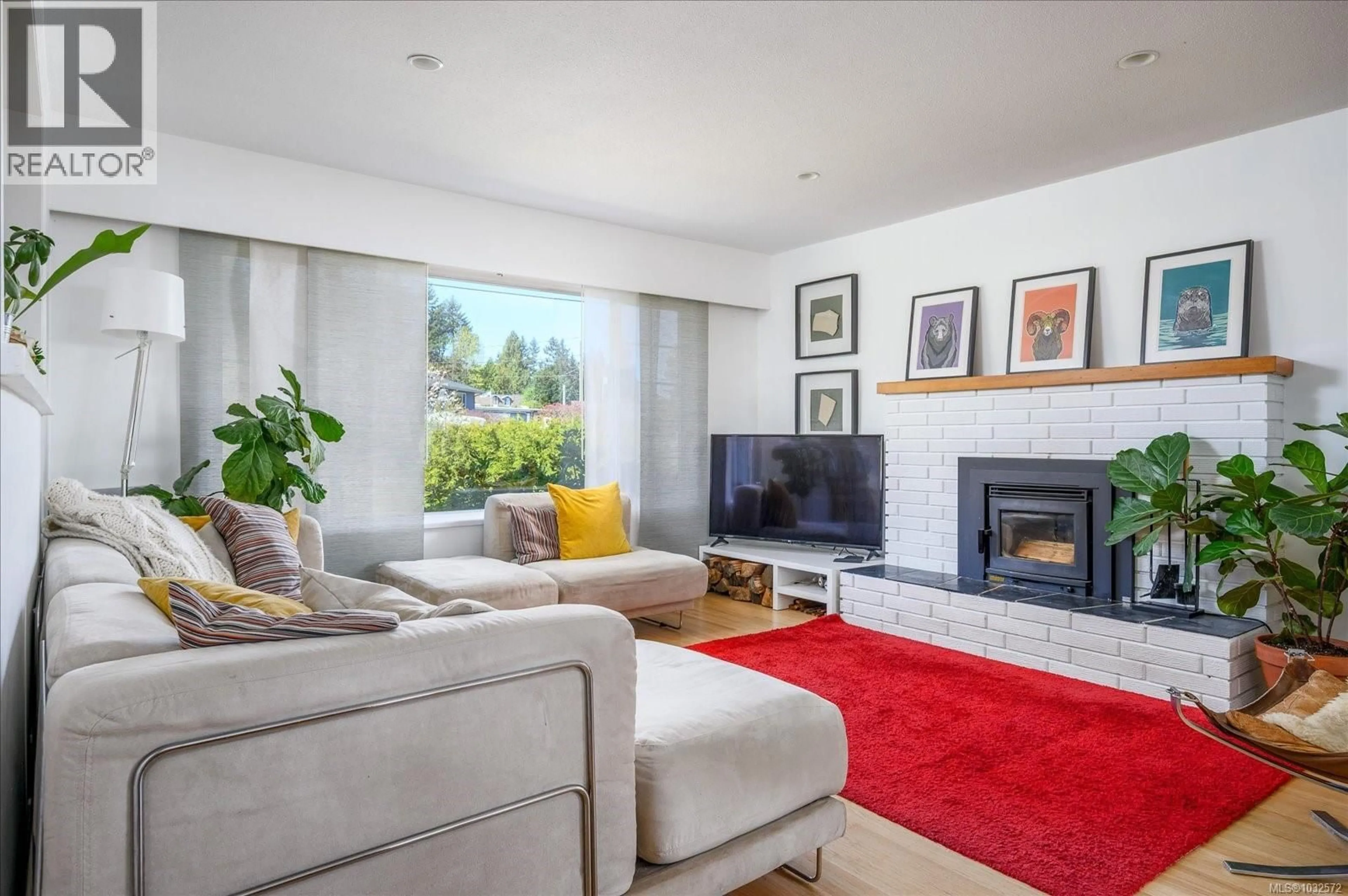 Living room with furniture, unknown for 2518 COSGROVE CRESCENT, Nanaimo British Columbia V9S3P3