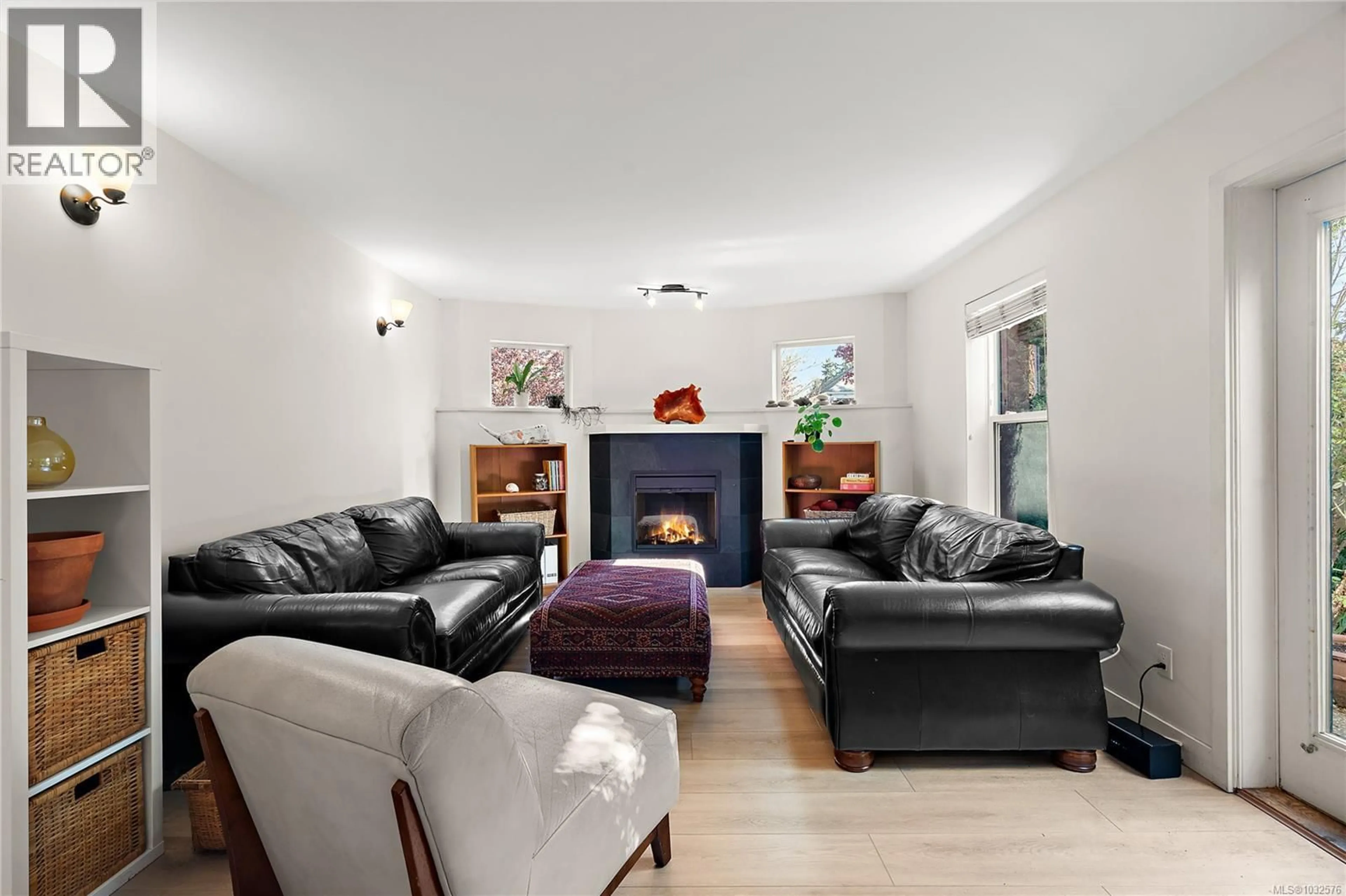 Living room with furniture, unknown for 1 - 833 PRINCESS AVENUE, Victoria British Columbia V8T1K7