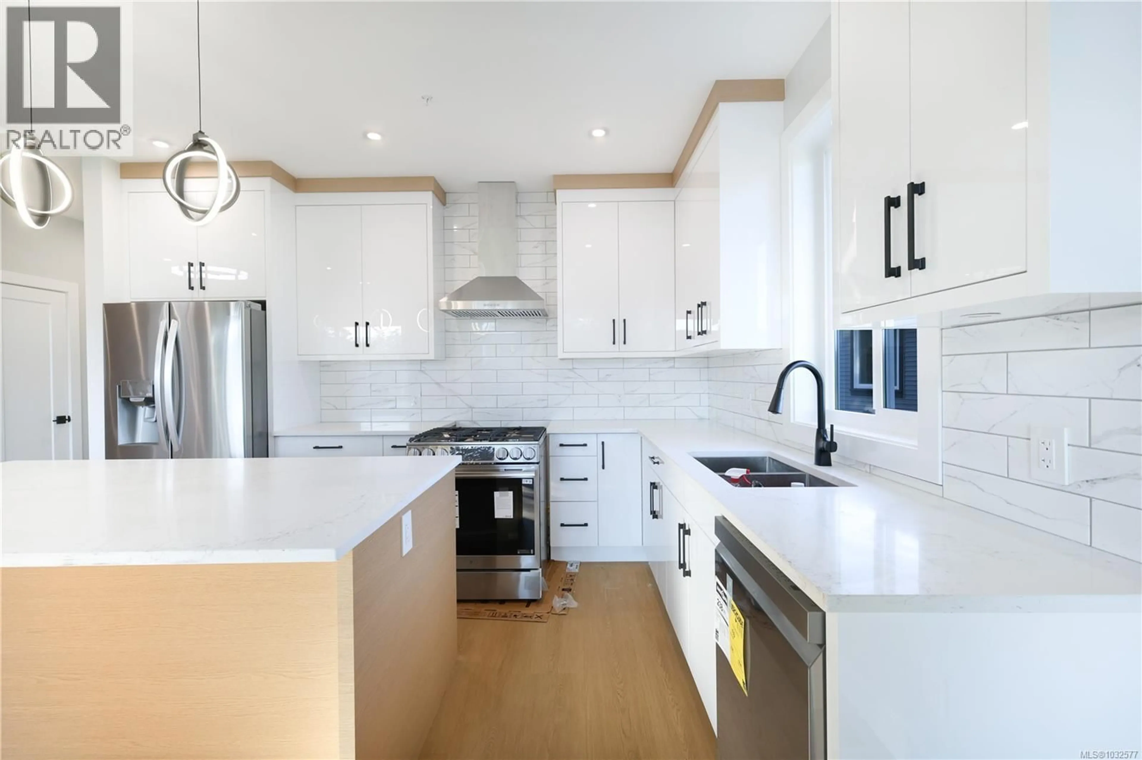 Contemporary kitchen, ceramic/tile floor for 410 DIAMOND BOULEVARD, Nanaimo British Columbia V9T4R7