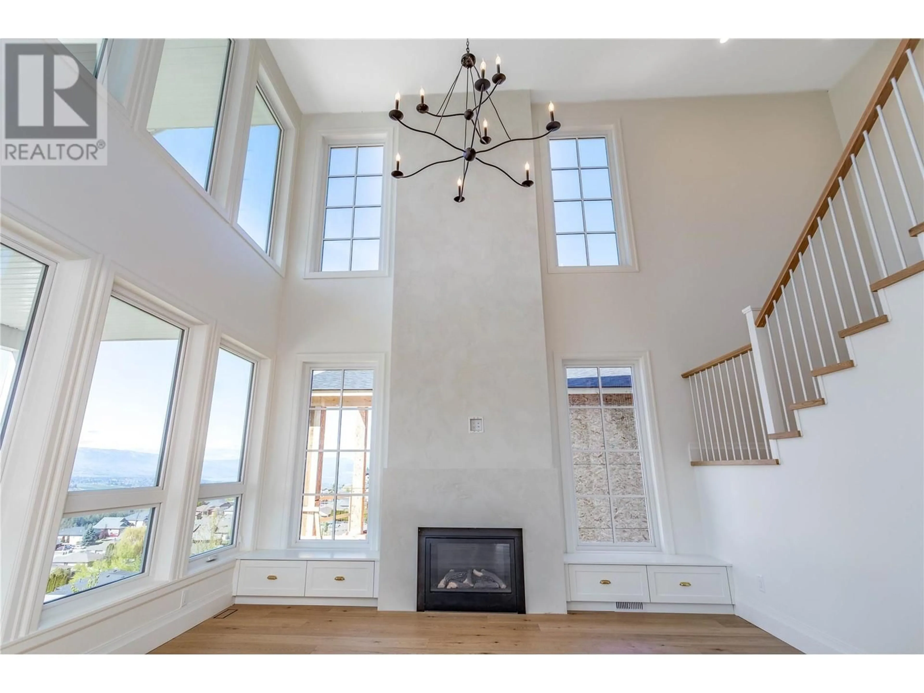 Indoor foyer, wood floors for 1561 Fairwood Lane, Kelowna British Columbia V1P1L7