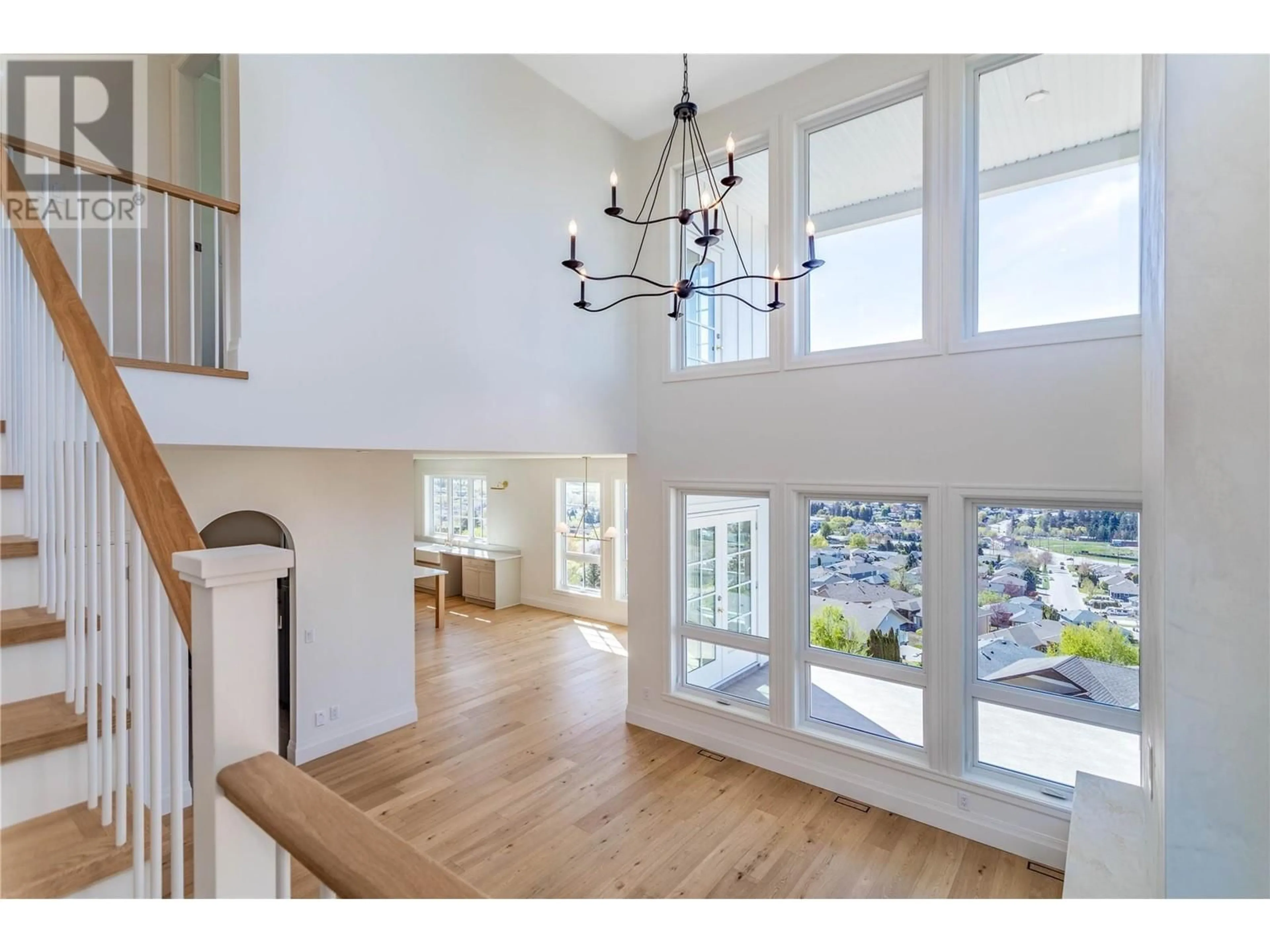 Indoor entryway, wood floors for 1561 Fairwood Lane, Kelowna British Columbia V1P1L7