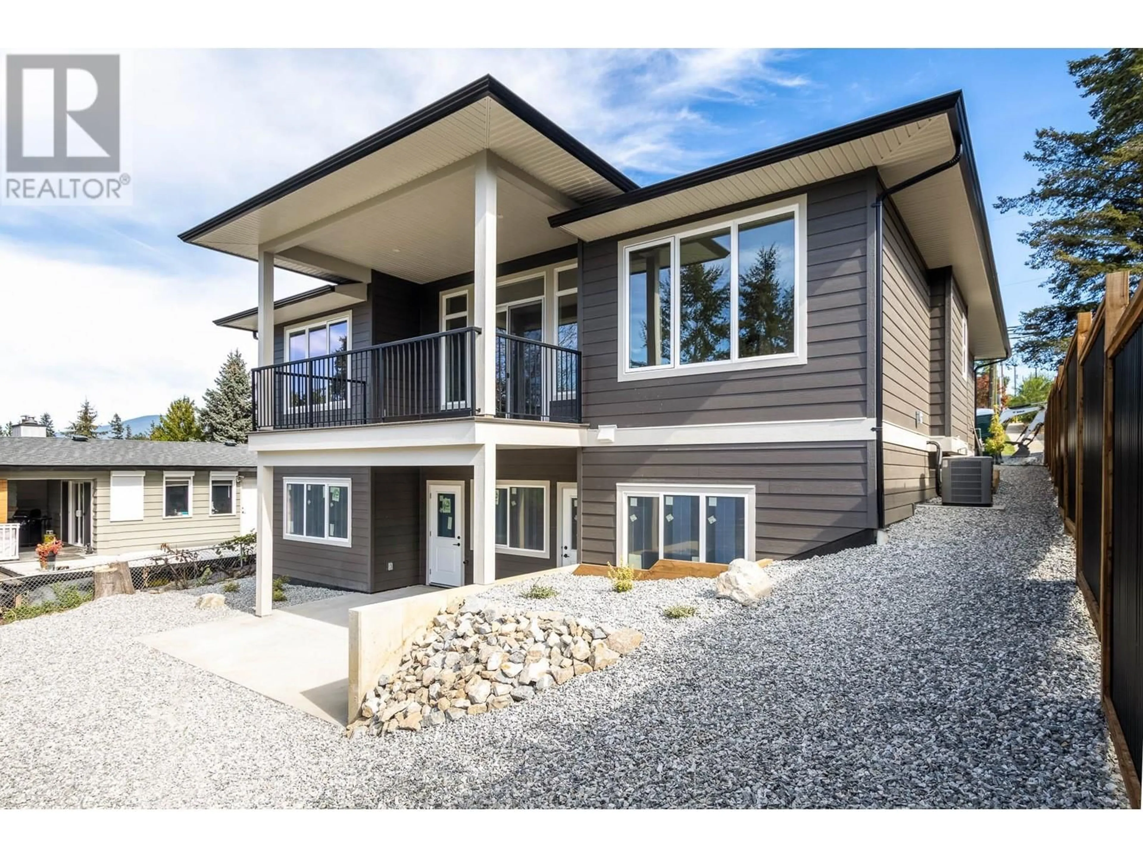 Home with vinyl exterior material, building for 111 20 Street SE, Salmon Arm British Columbia V1E1T8