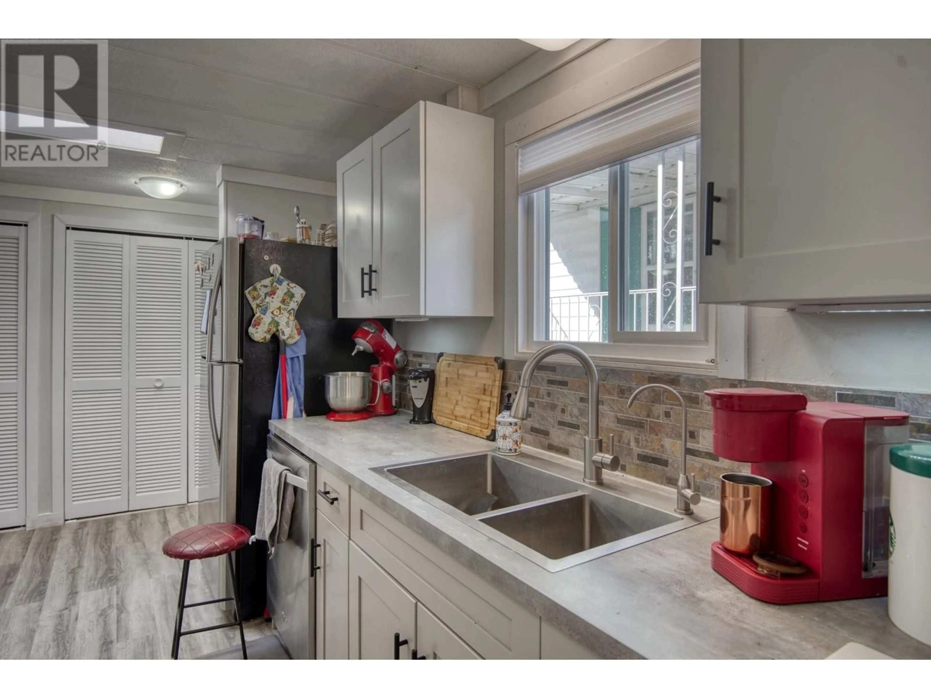 Kitchen, wood floors, cottage for 1929 Hwy 97S Unit# 16, West Kelowna British Columbia V1Z2Z1