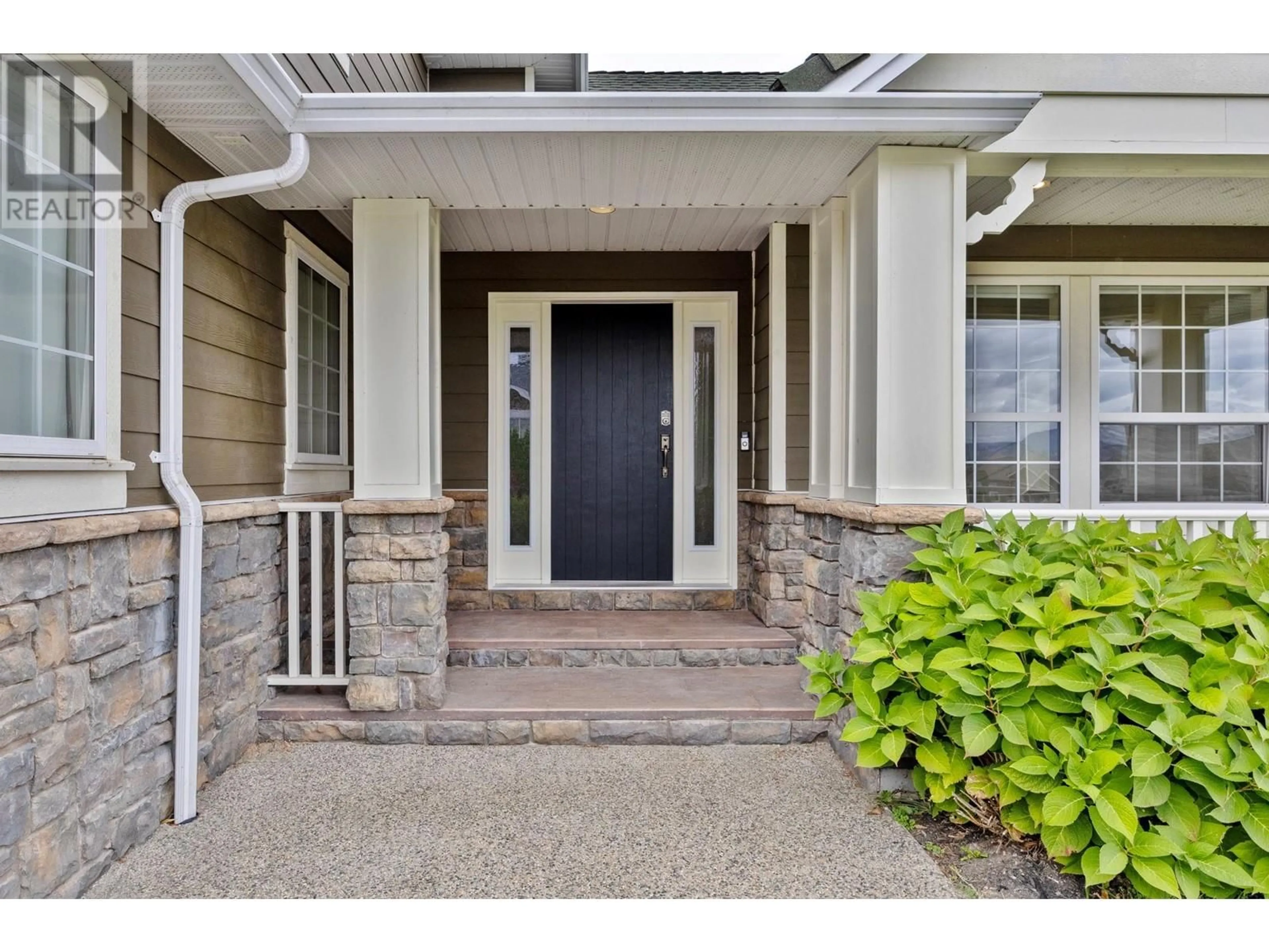 Indoor entryway, wood floors for 590 Arbor View Drive, Kelowna British Columbia V1W4Z8