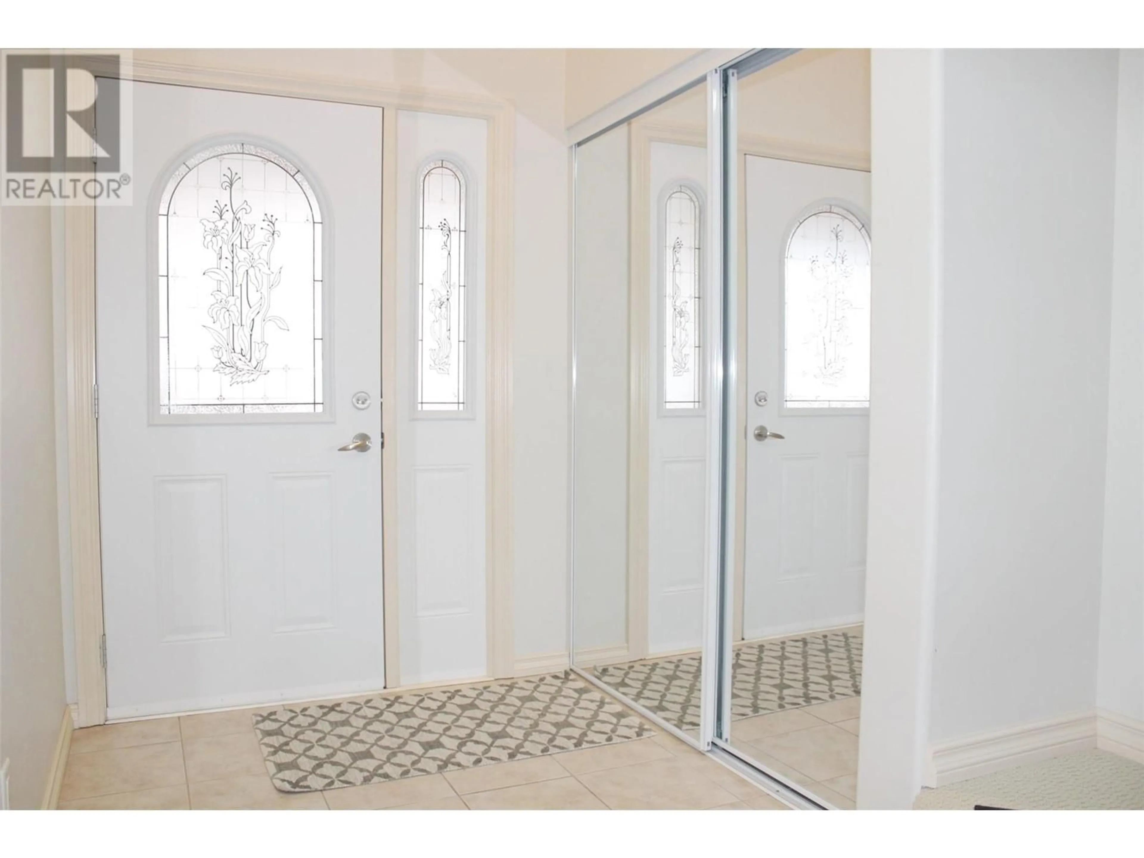 Indoor entryway for 104 - 849 WINNIPEG STREET, Penticton British Columbia V2A5N4