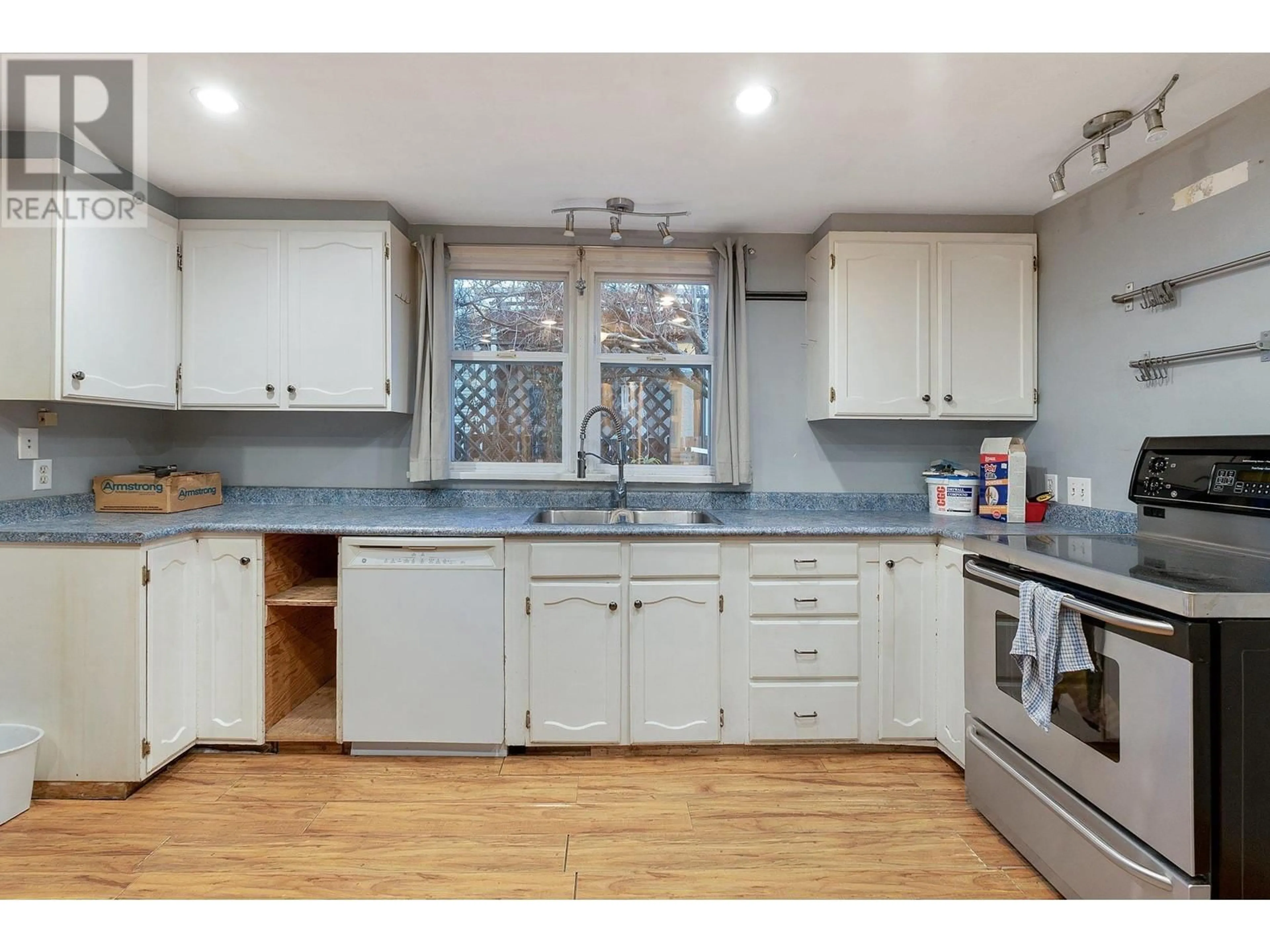 Open concept kitchen, unknown for 927 WILSON AVENUE, Kelowna British Columbia V1Y6Y1